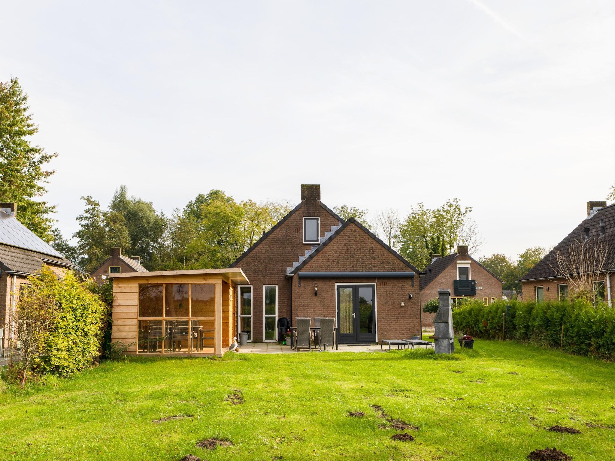De buitenkant van 6 - Person Forest Pet & Family Bungalow in Ewijk