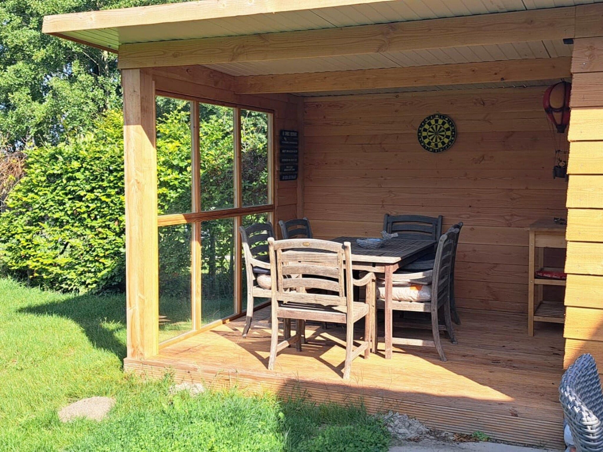 Het terras van 6 - Person Forest Pet & Family Bungalow in Ewijk