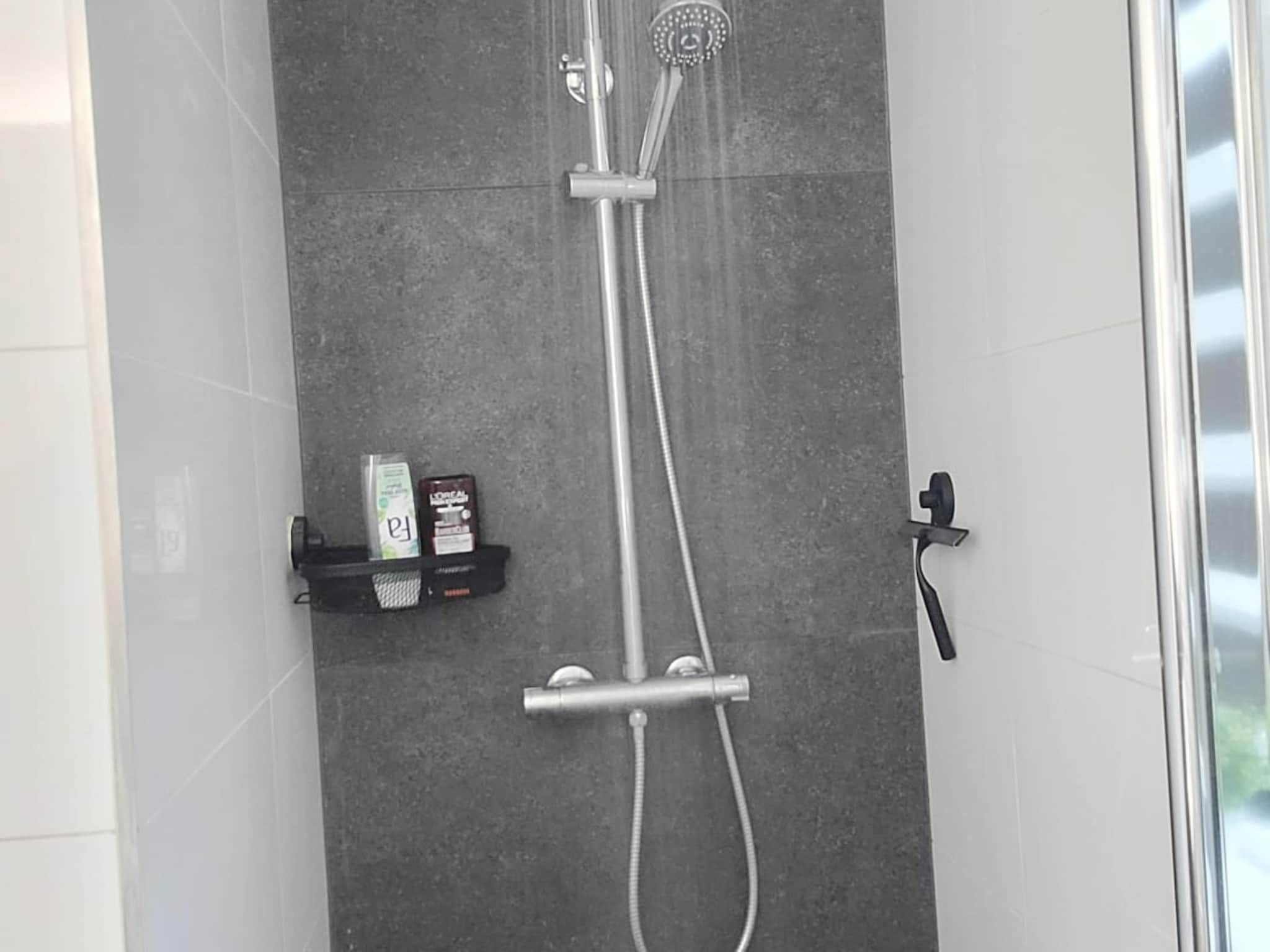 De badkamer van 6 - Persons Forest Bungalow (copy) in Ewijk