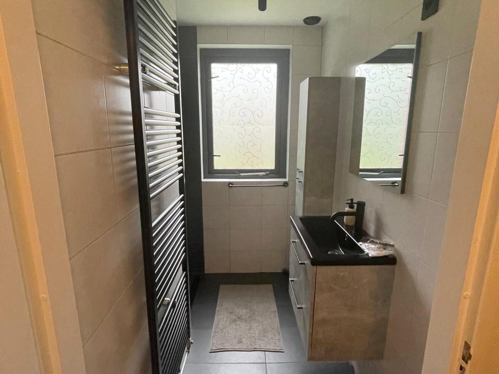 De badkamer van 6 - Persons Lakeside Bungalow (copy) in Ewijk