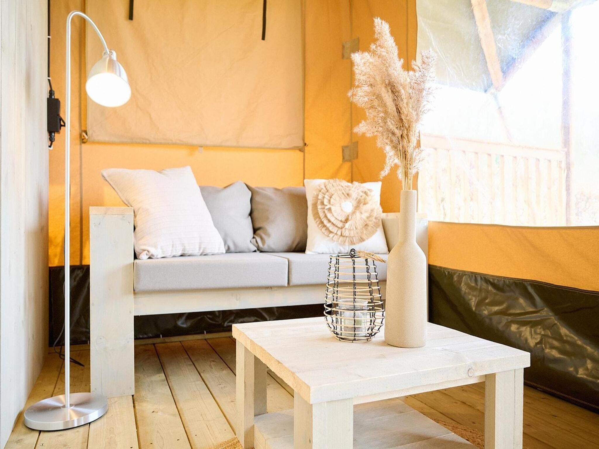 De woonkamer van Safaritent | 6 persoons in Balkbrug