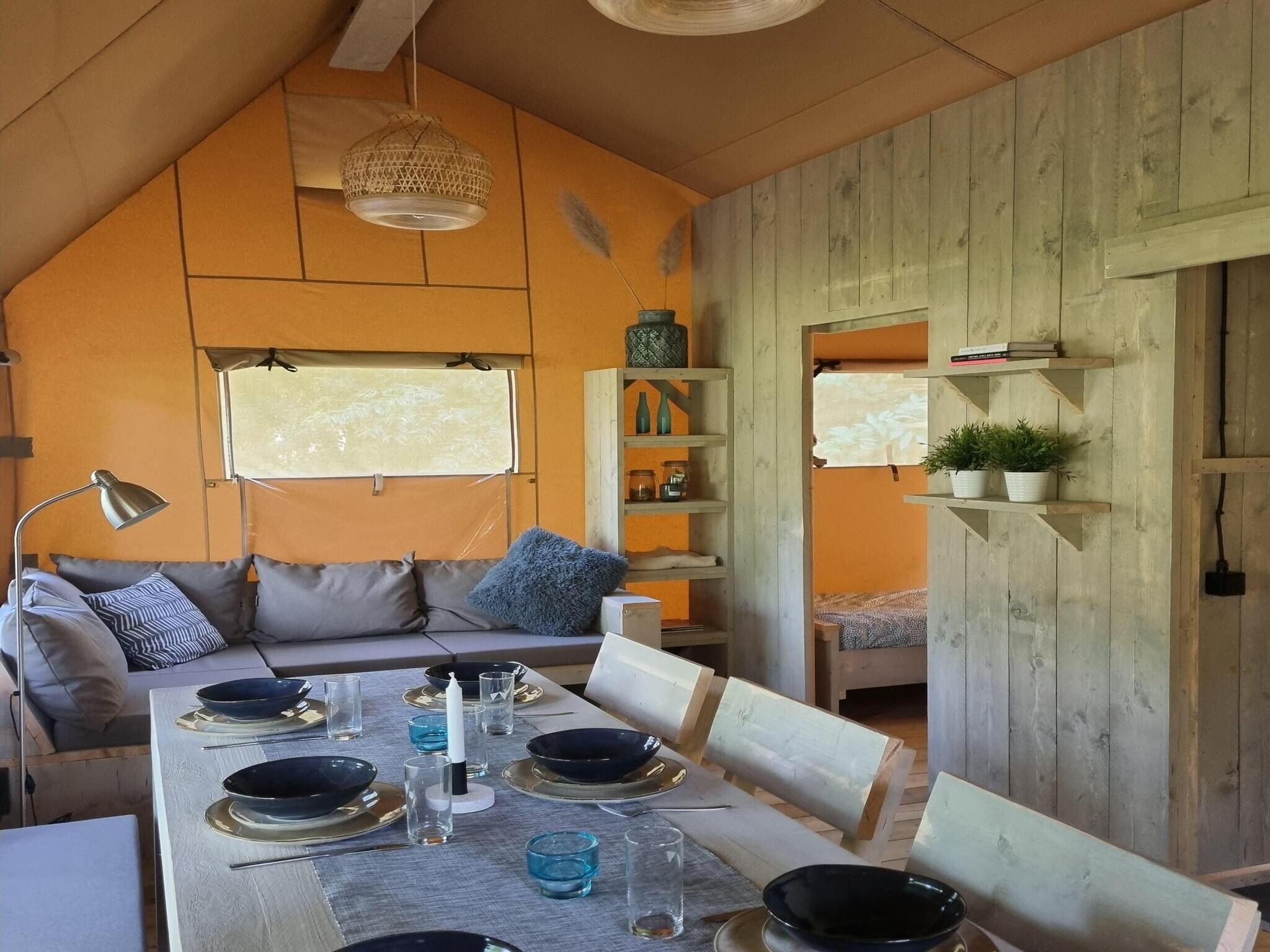 De eetkamer van Ranger lodge | 6 persoons in Balkbrug