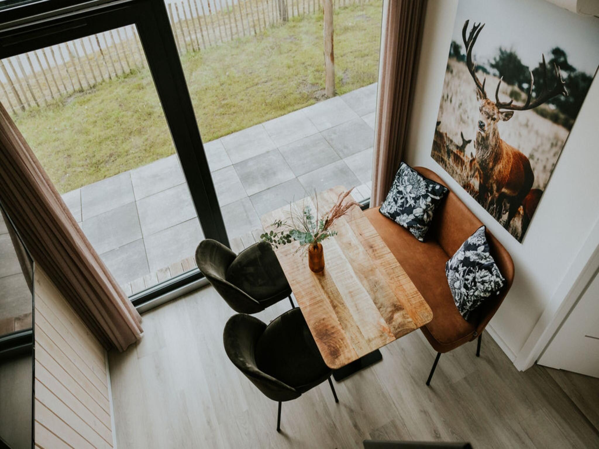 De eetkamer van Tiny house XL | 2-4 persoons in Balkbrug