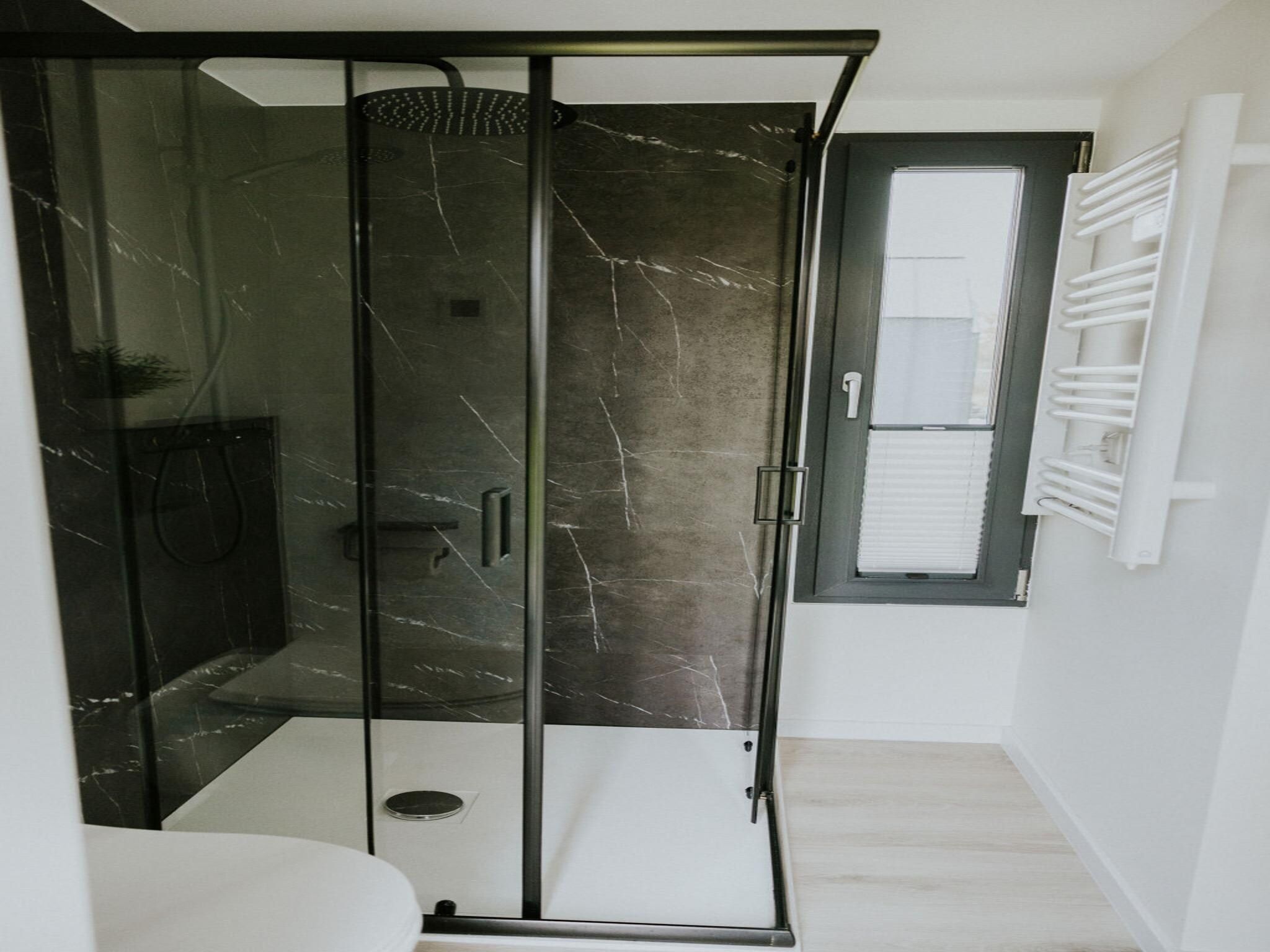 De badkamer van Tiny house XL | 2-4 persoons in Balkbrug