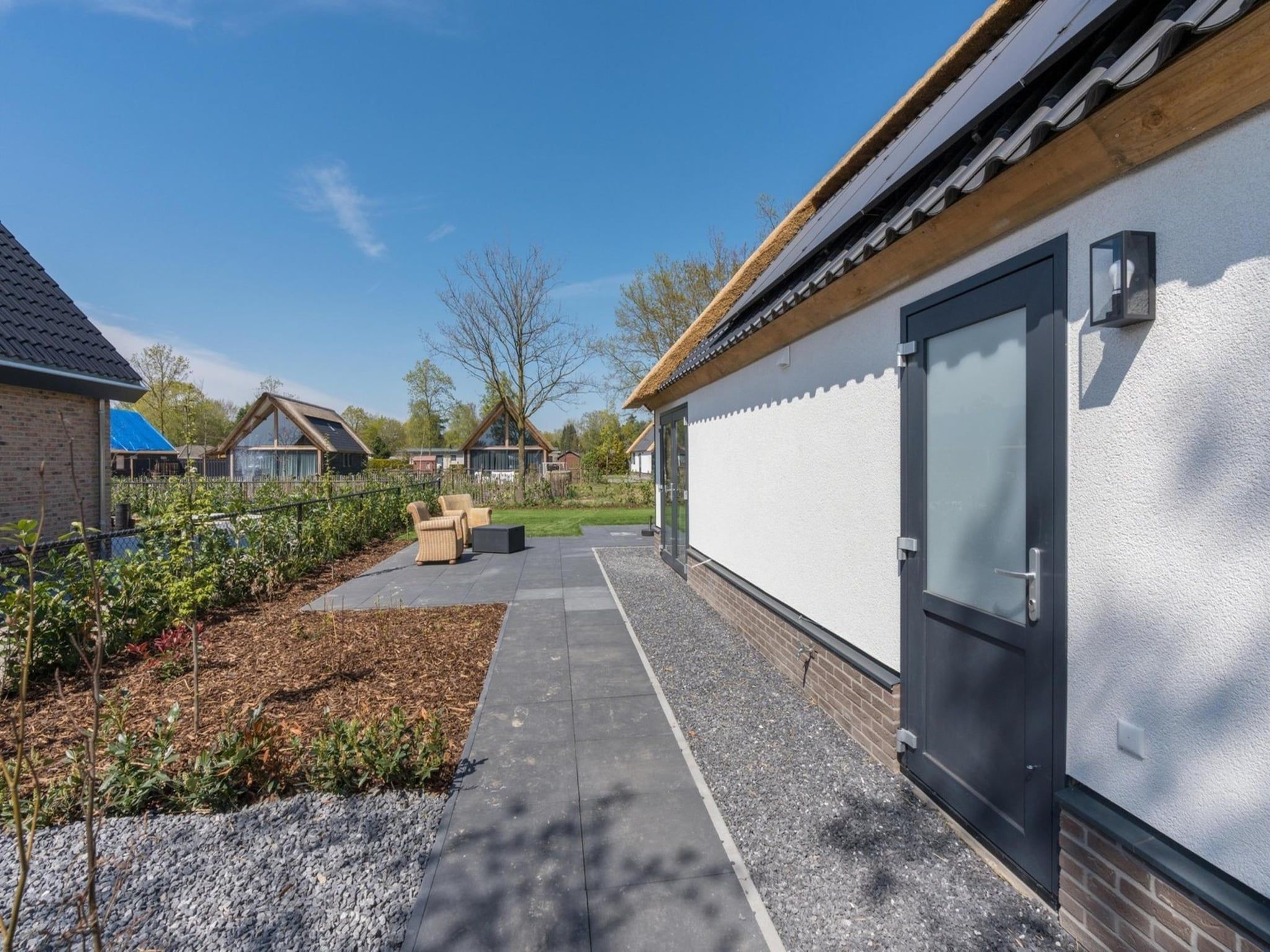 Het terras van Farm Lodge 669 in Baarle-nassau