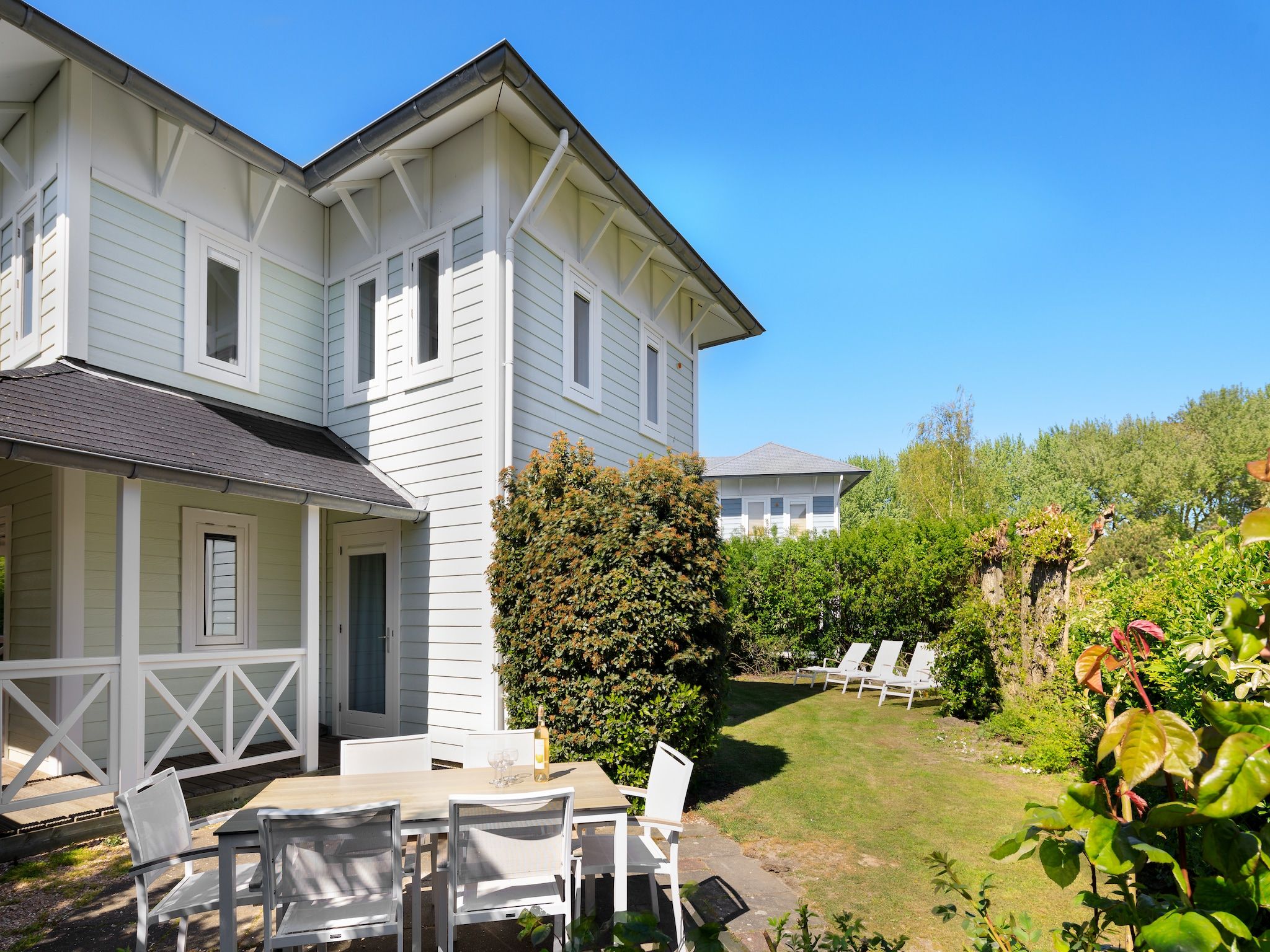 Het terras van Vakantiepark Cape Helius 16 in Hellevoetsluis