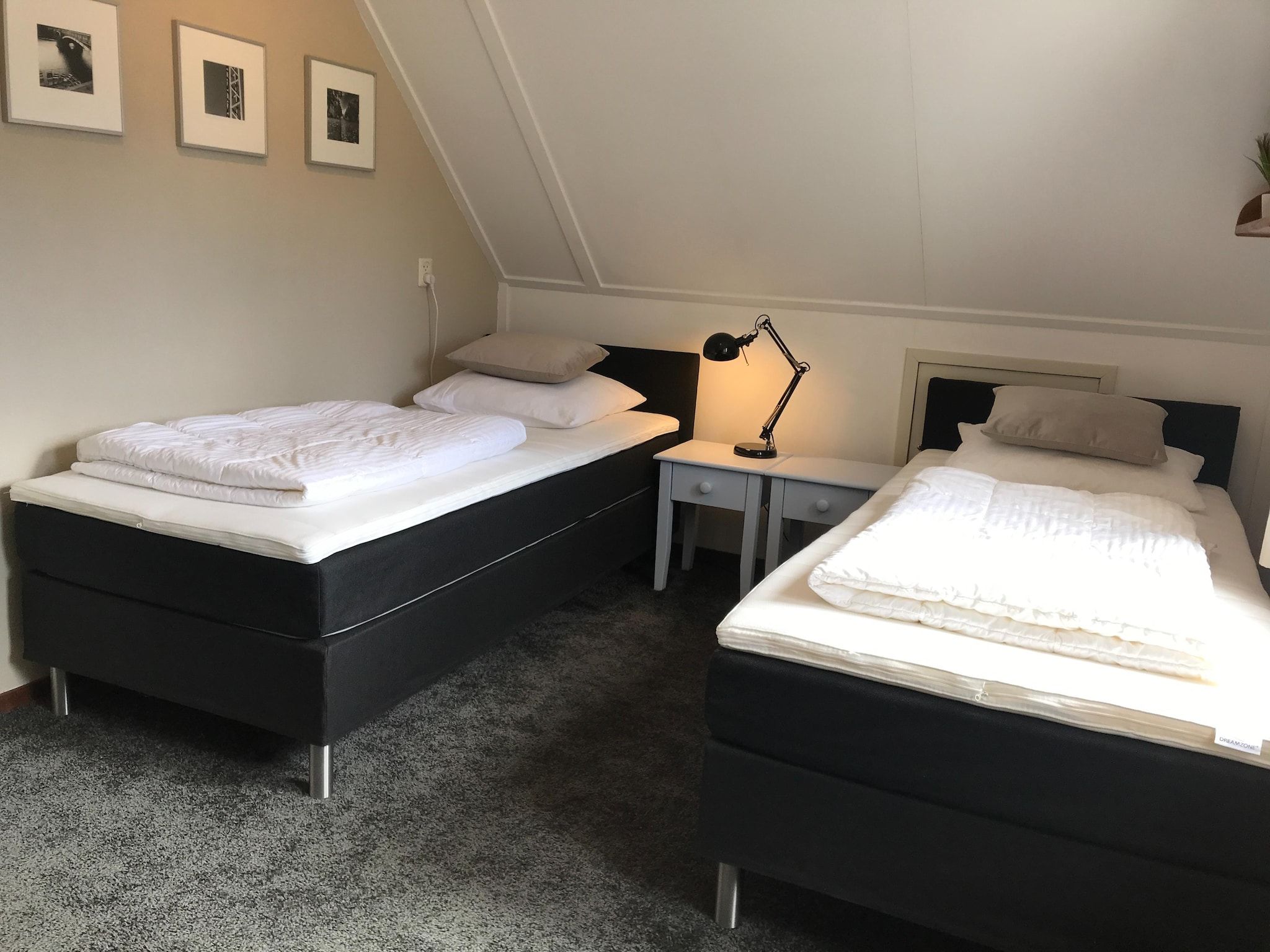 Een slaapkamer van Landgoed Eysinga State 2 in Sint Nicolaasga