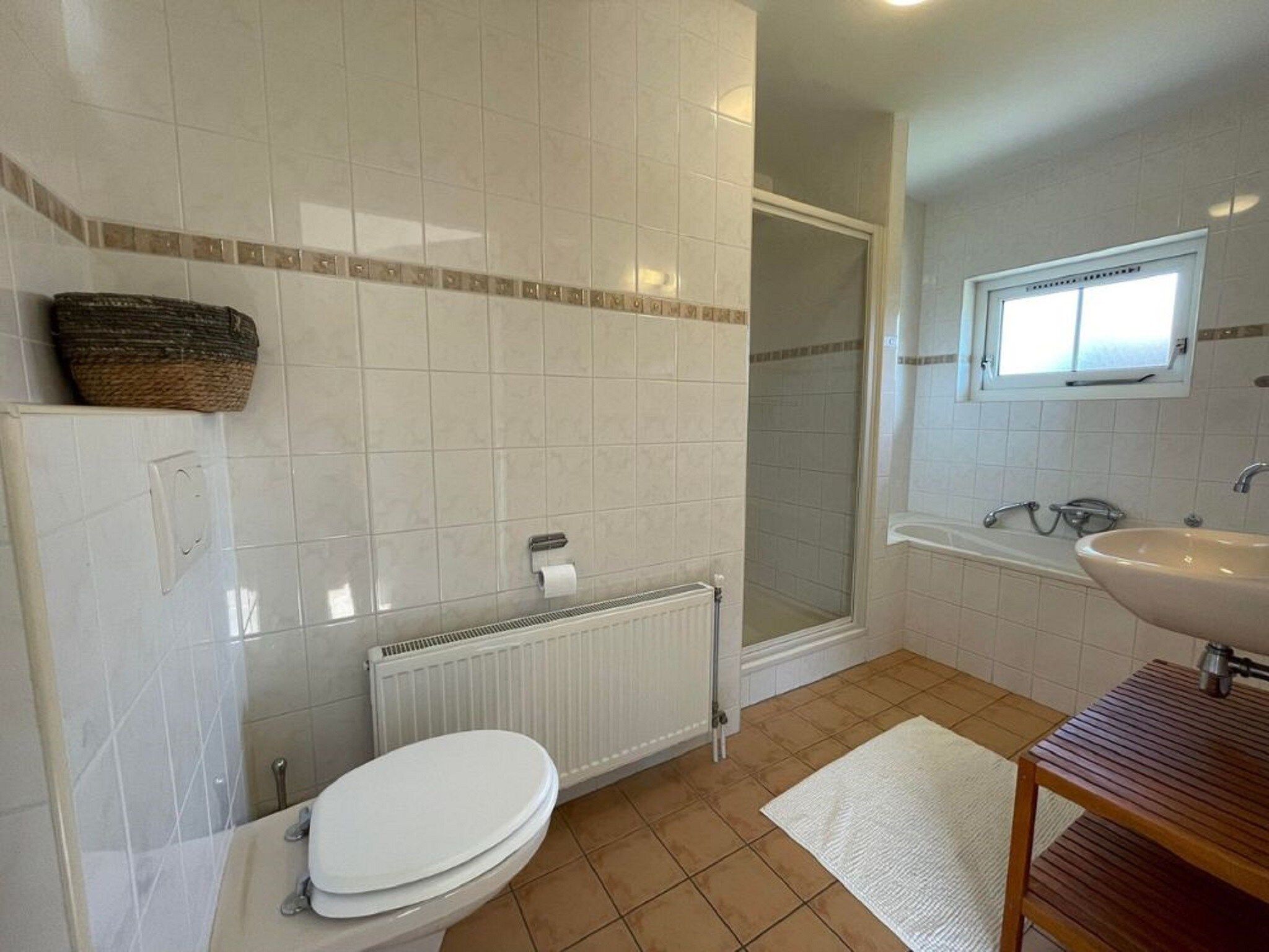 De badkamer van Landgoed Eysinga State 1 in Sint Nicolaasga