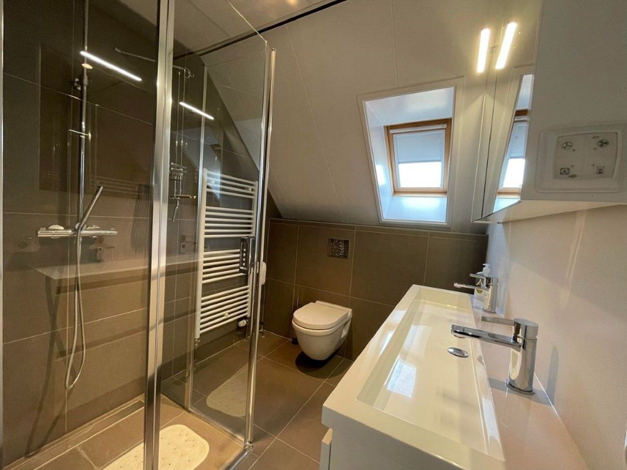 De badkamer van Landgoed Eysinga State 1 in Sint Nicolaasga