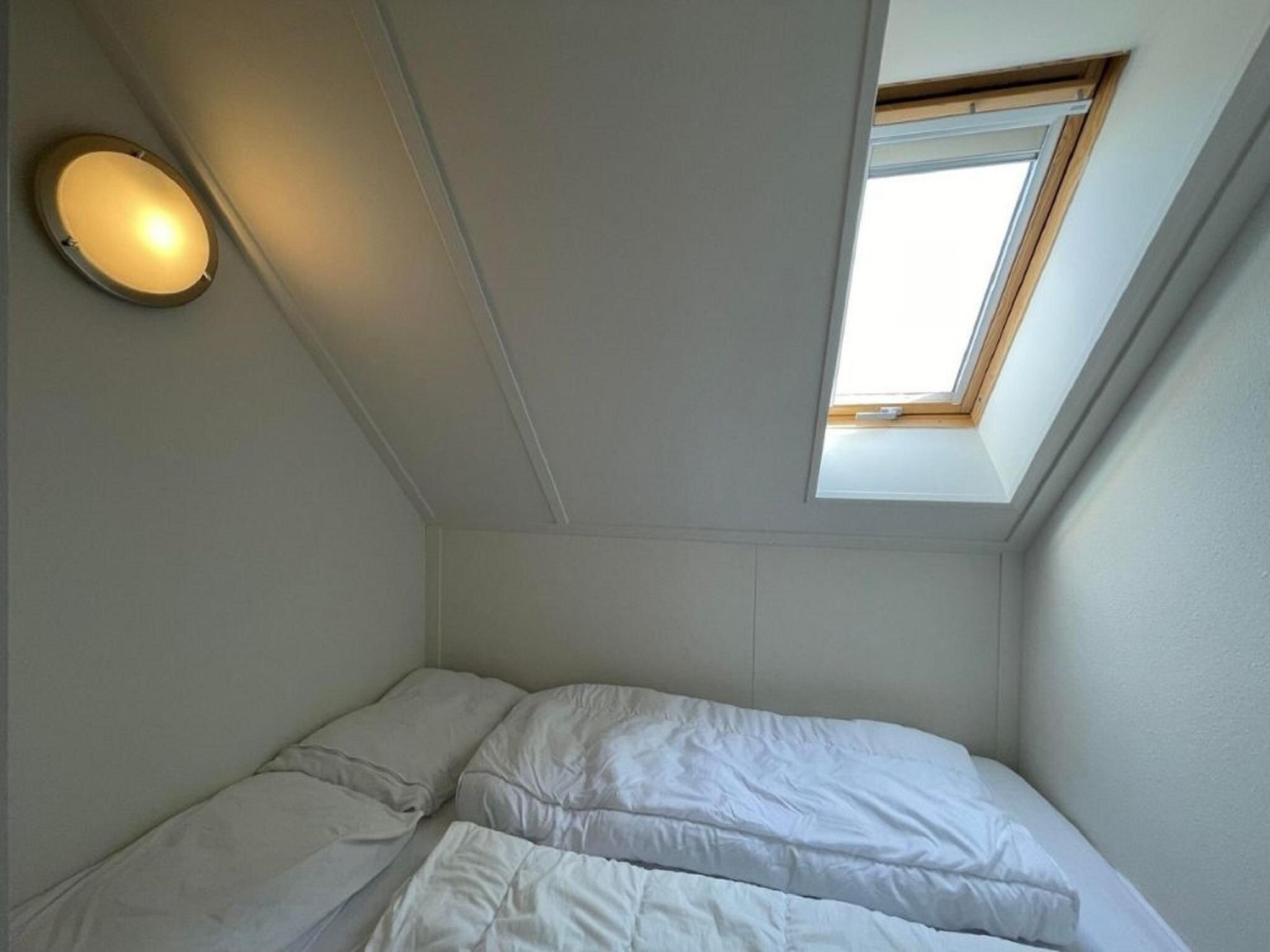 Een slaapkamer van Landgoed Eysinga State 1 in Sint Nicolaasga