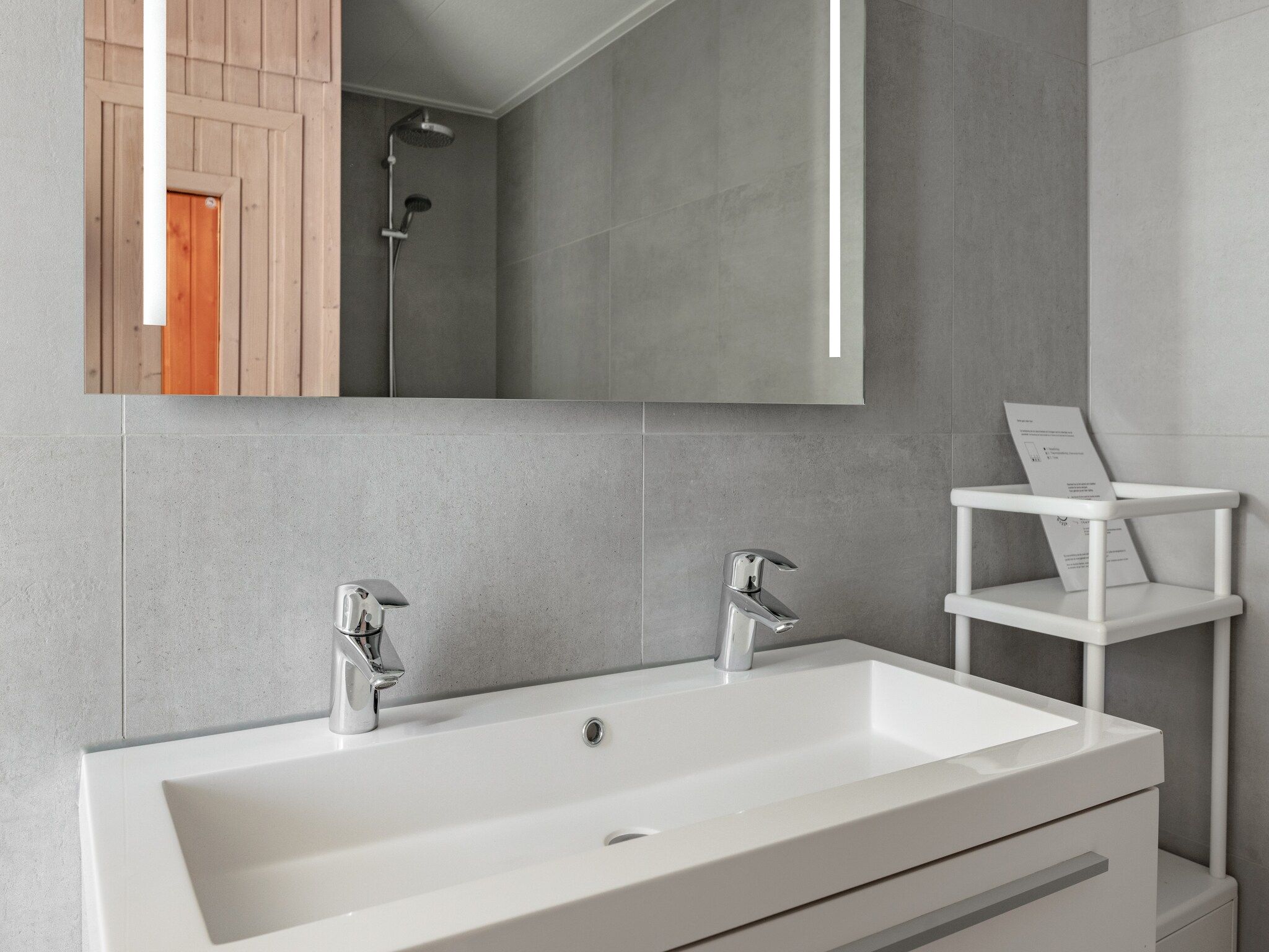 De badkamer van Roompot Beach Resort 4 in Kamperland