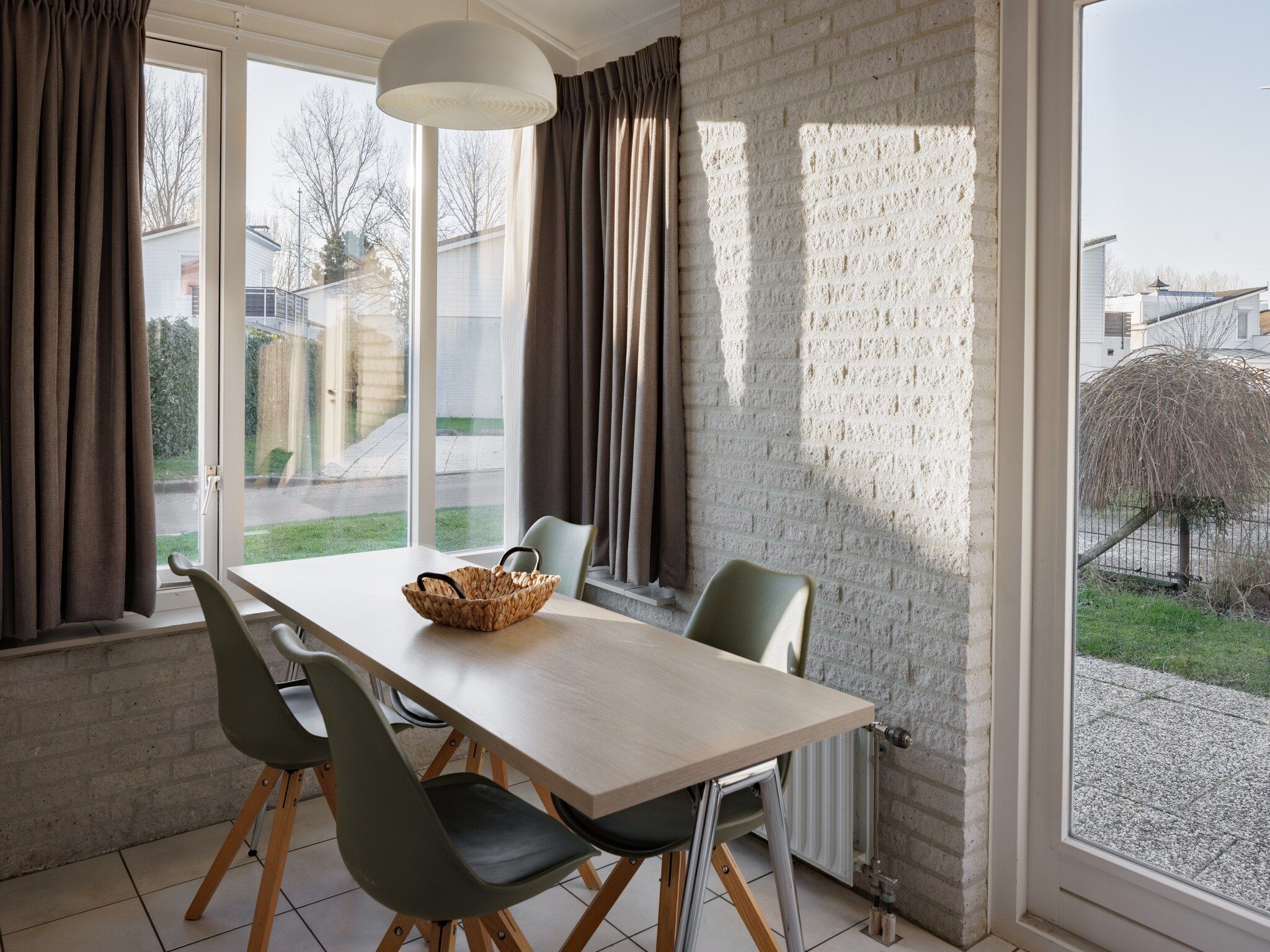 De eetkamer van Roompot Beach Resort 4 in Kamperland