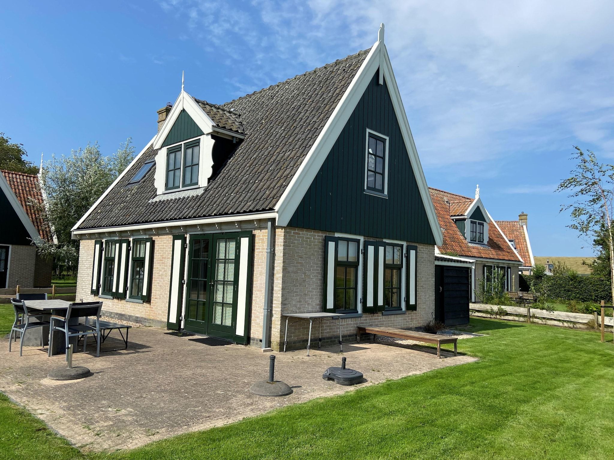 De buitenkant van Recreatiepark Wiringherlant  - Villa 10 in Hippolytushoef