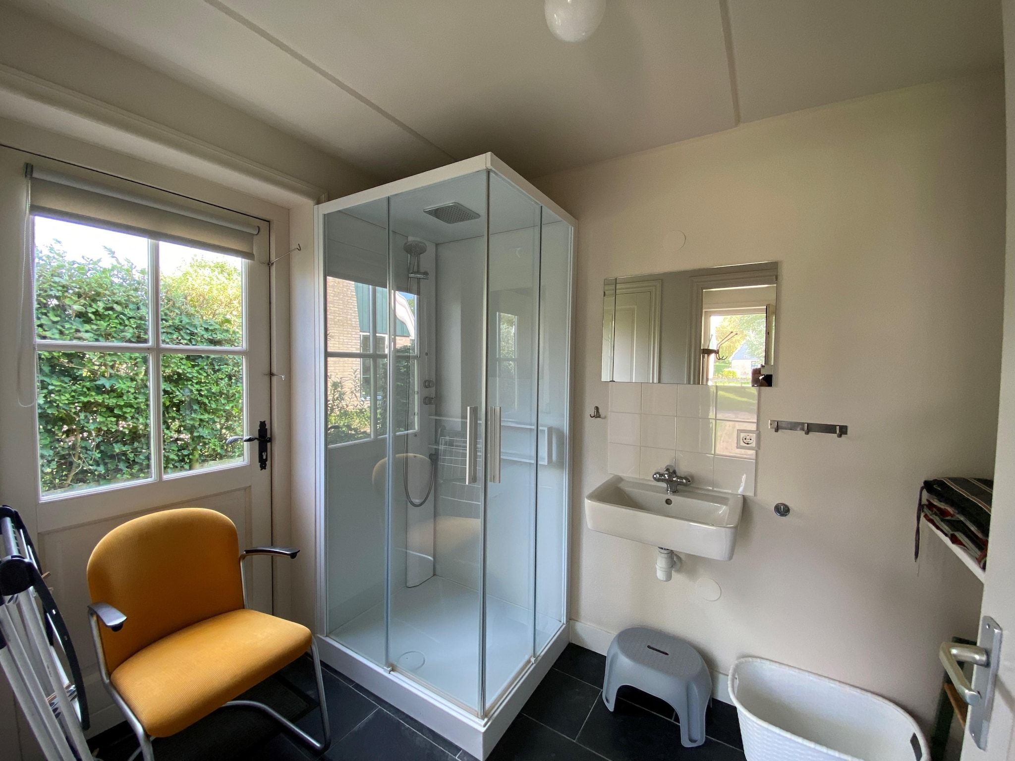 De badkamer van Recreatiepark Wiringherlant  - Villa 10 in Hippolytushoef