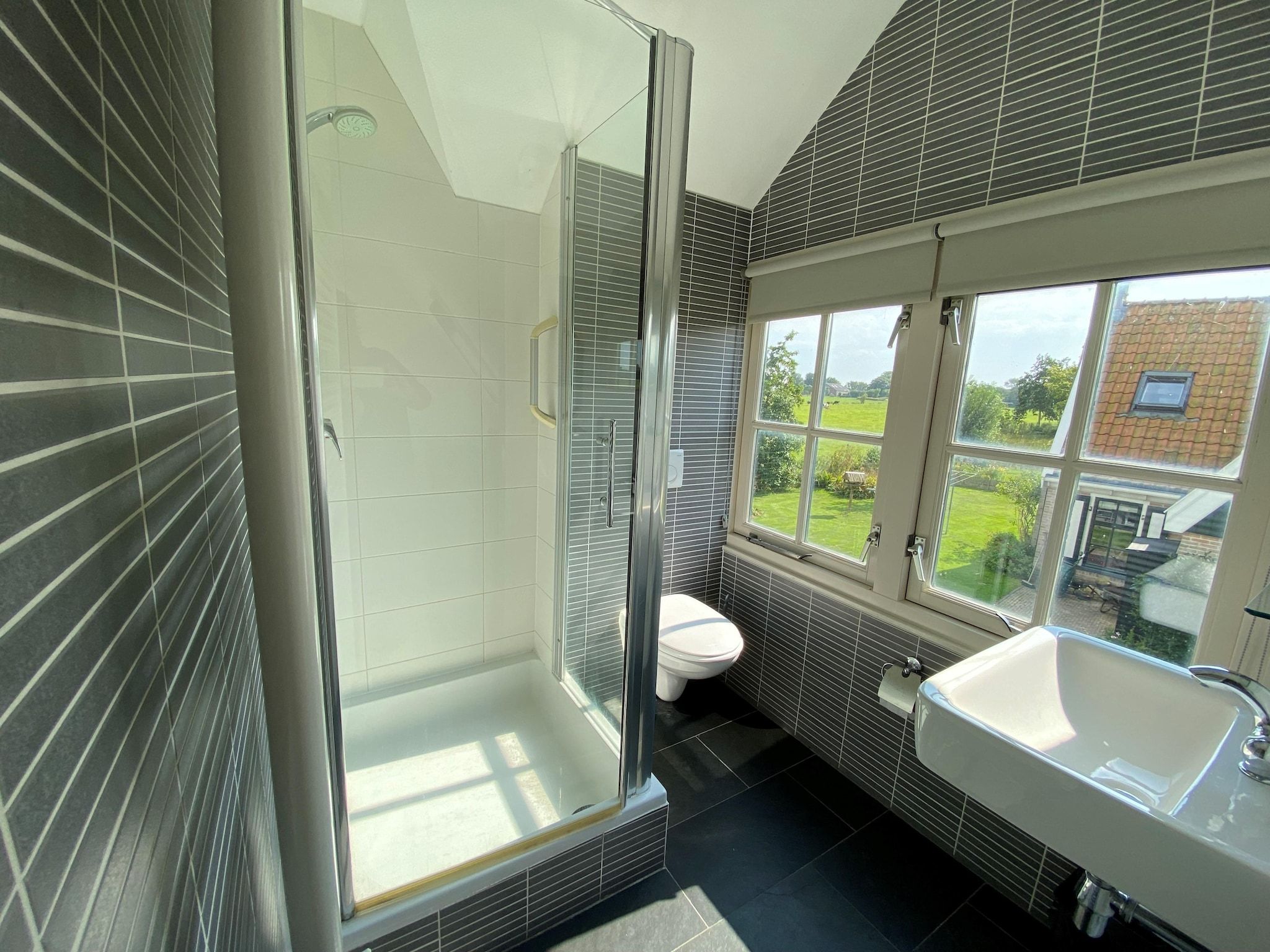 De badkamer van Recreatiepark Wiringherlant  - Villa 10 in Hippolytushoef