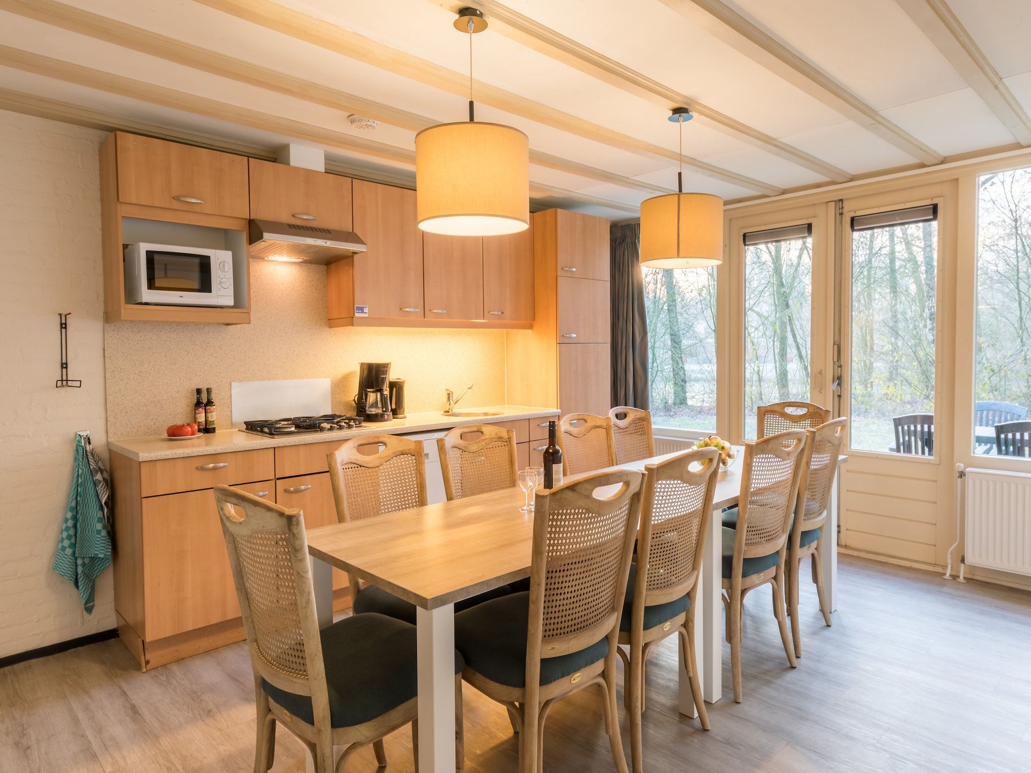 De eetkamer van Vakantiepark Klein Vink 13 in Arcen