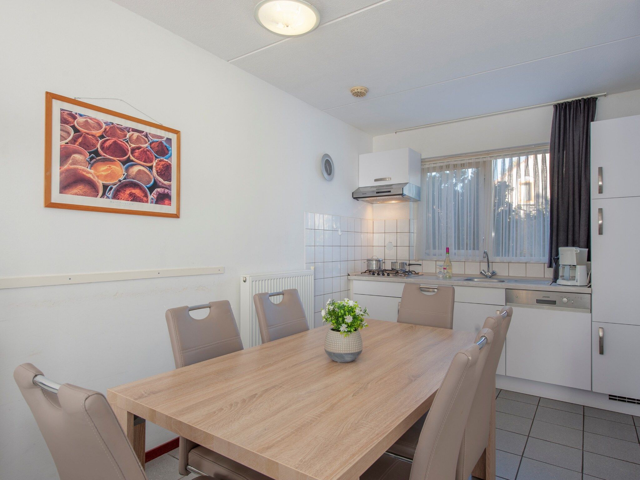 De eetkamer van Vakantiepark Zeebad 2 in Breskens