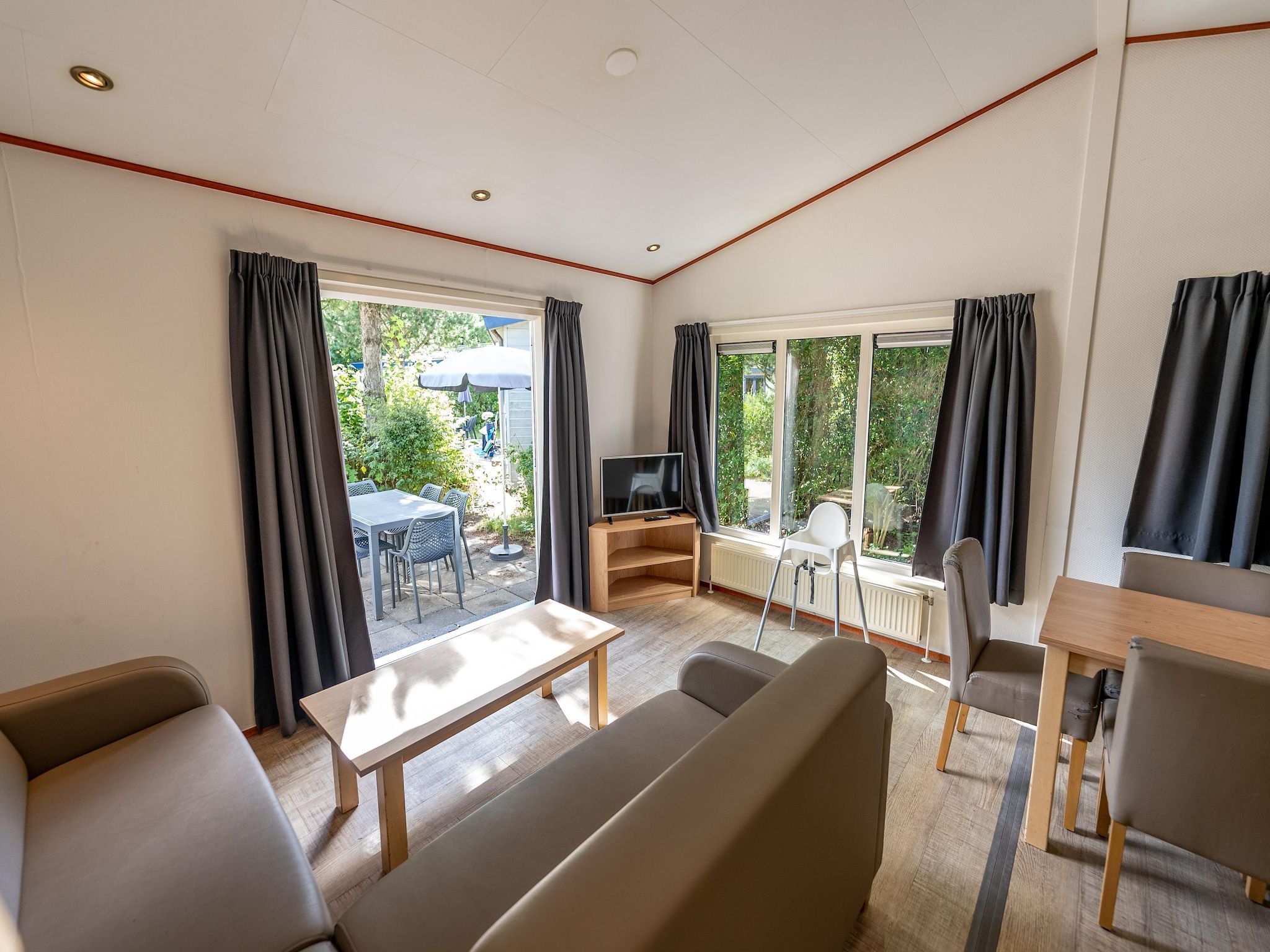 De woonkamer van Kustpark Egmond aan Zee 1 in Egmond aan zee