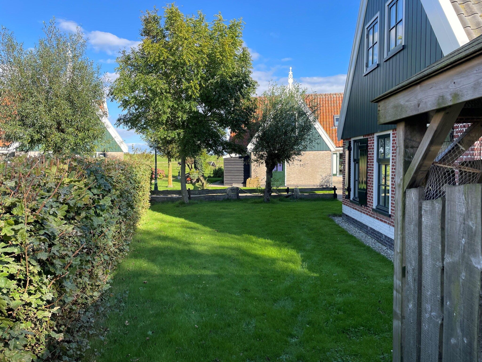 De tuin van Recreatiepark Wiringherlant - Villa 14 in Hippolytushoef