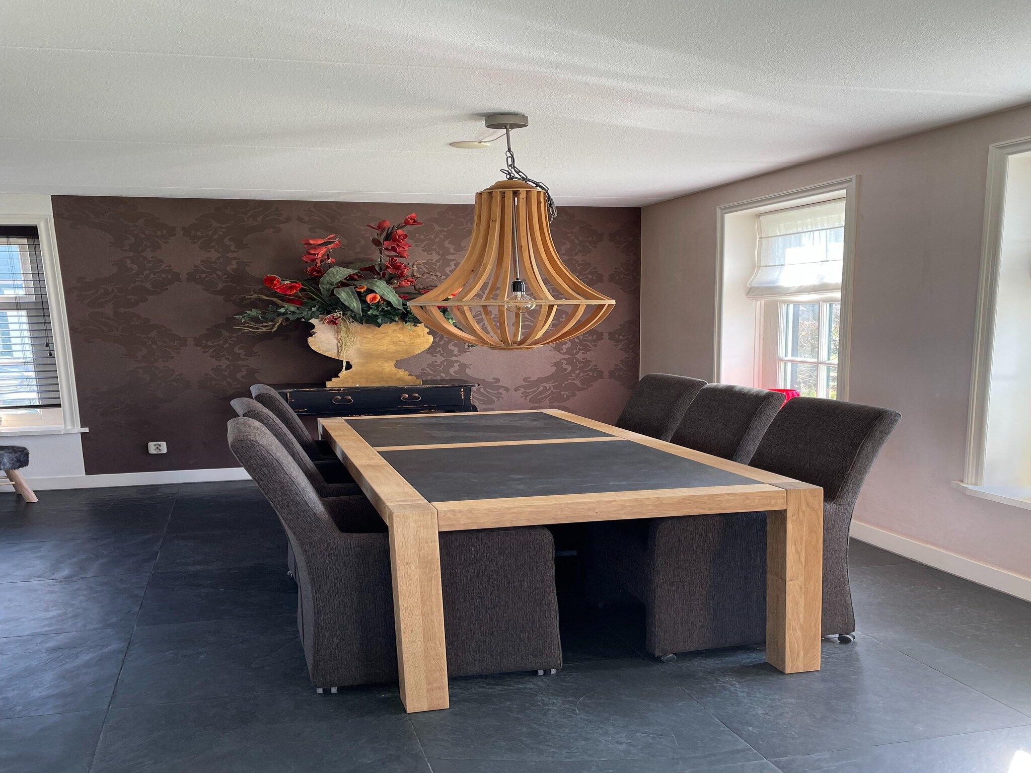 De eetkamer van Recreatiepark Wiringherlant - Villa 14 in Hippolytushoef