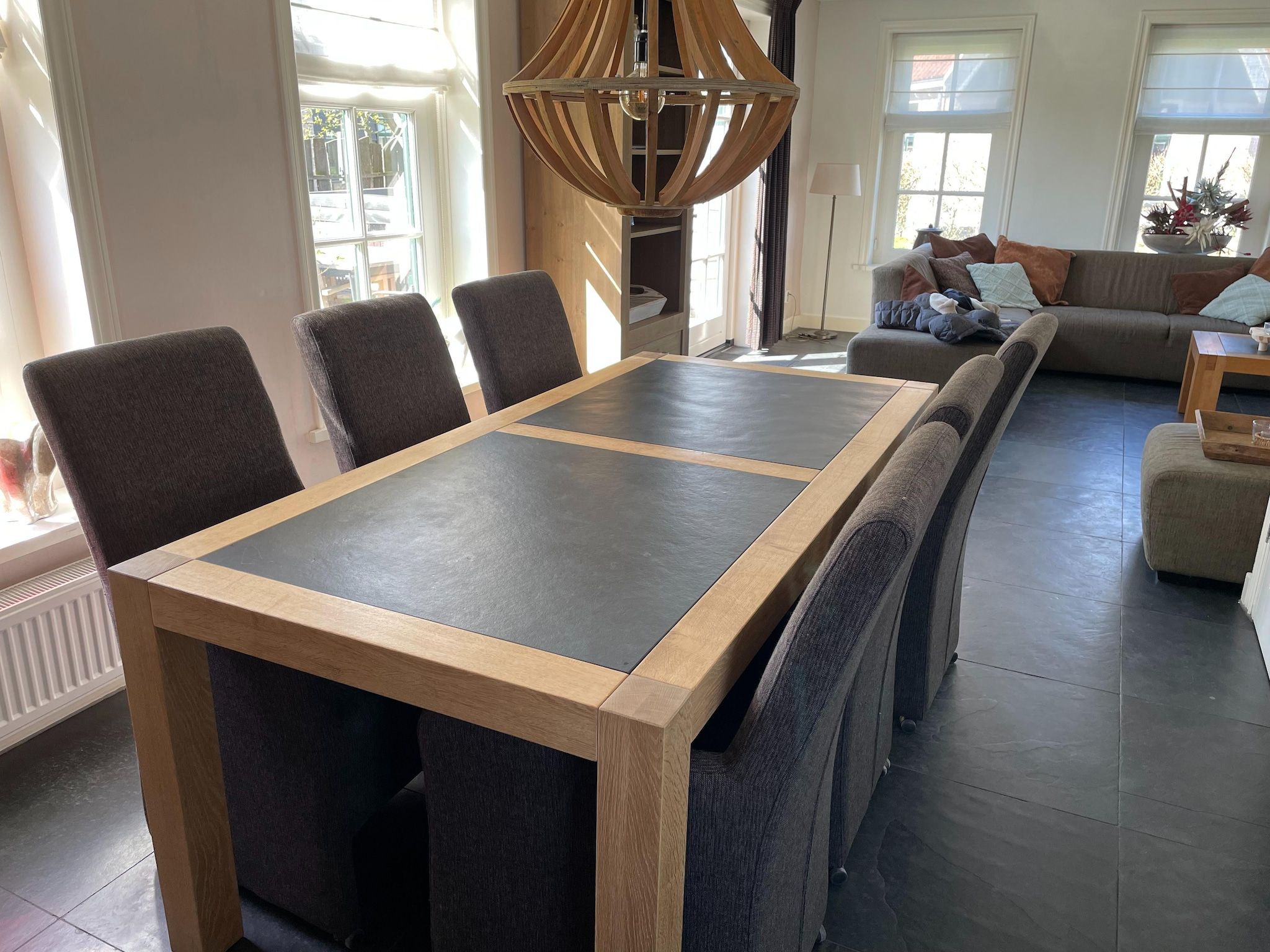 De eetkamer van Recreatiepark Wiringherlant - Villa 14 in Hippolytushoef