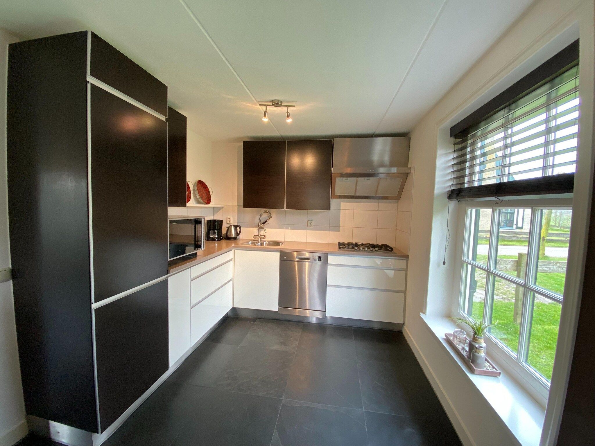 De keuken van Recreatiepark Wiringherlant - Villa 14 in Hippolytushoef