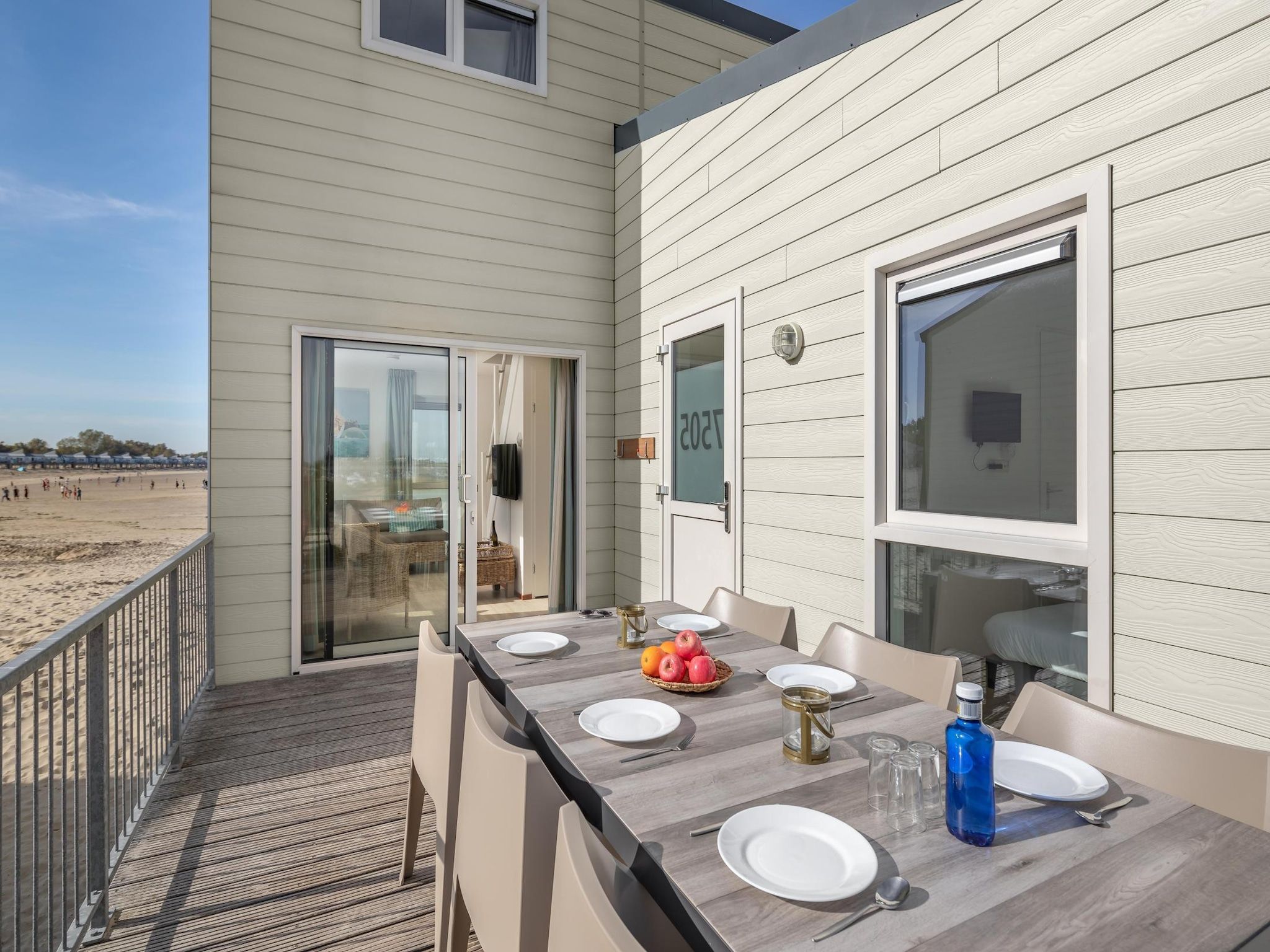 Het terras van Vakantiepark Beach Resort 2 in Kamperland