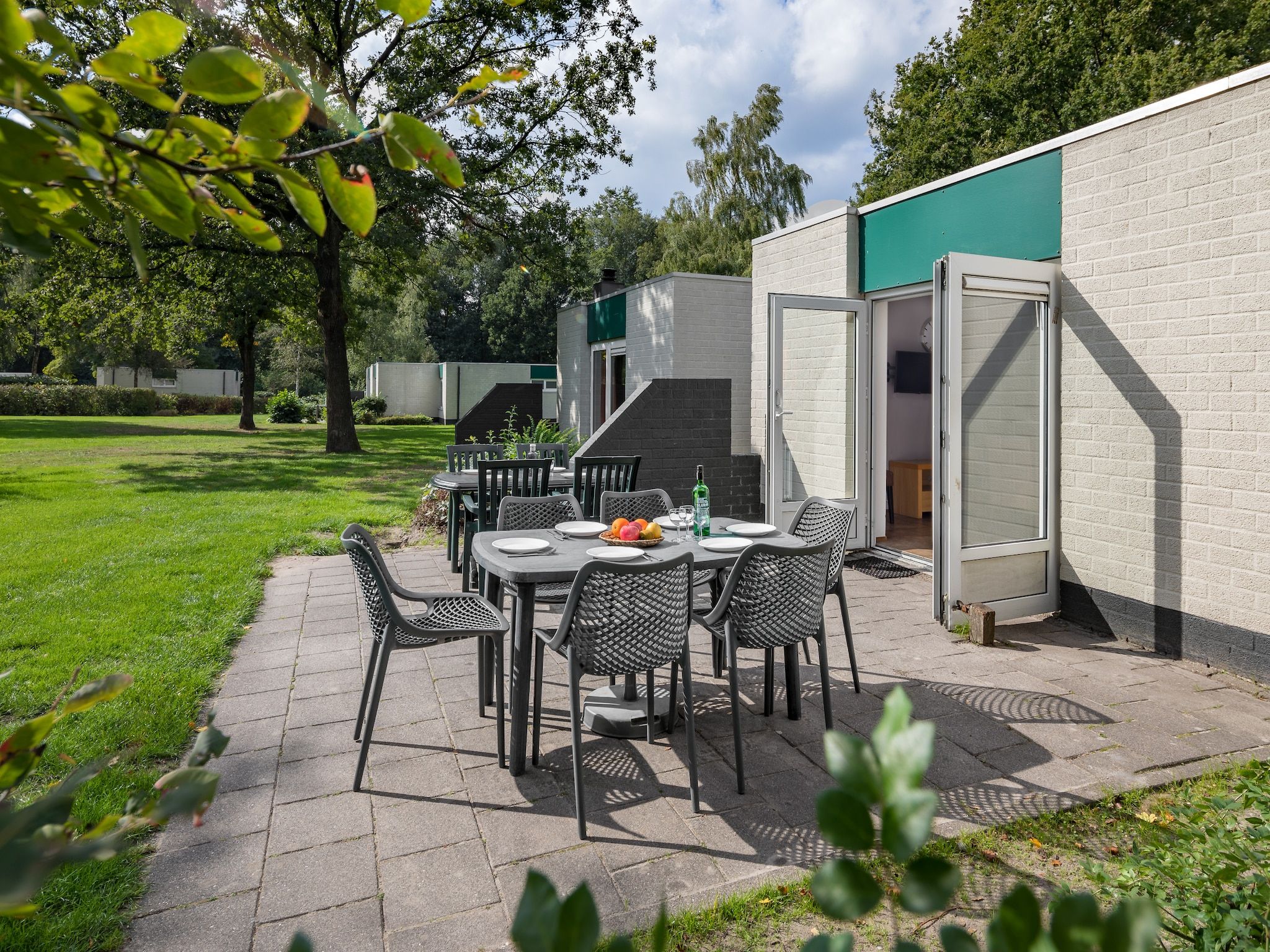 Het terras van Vakantiepark Hunzedal 6 in Borger