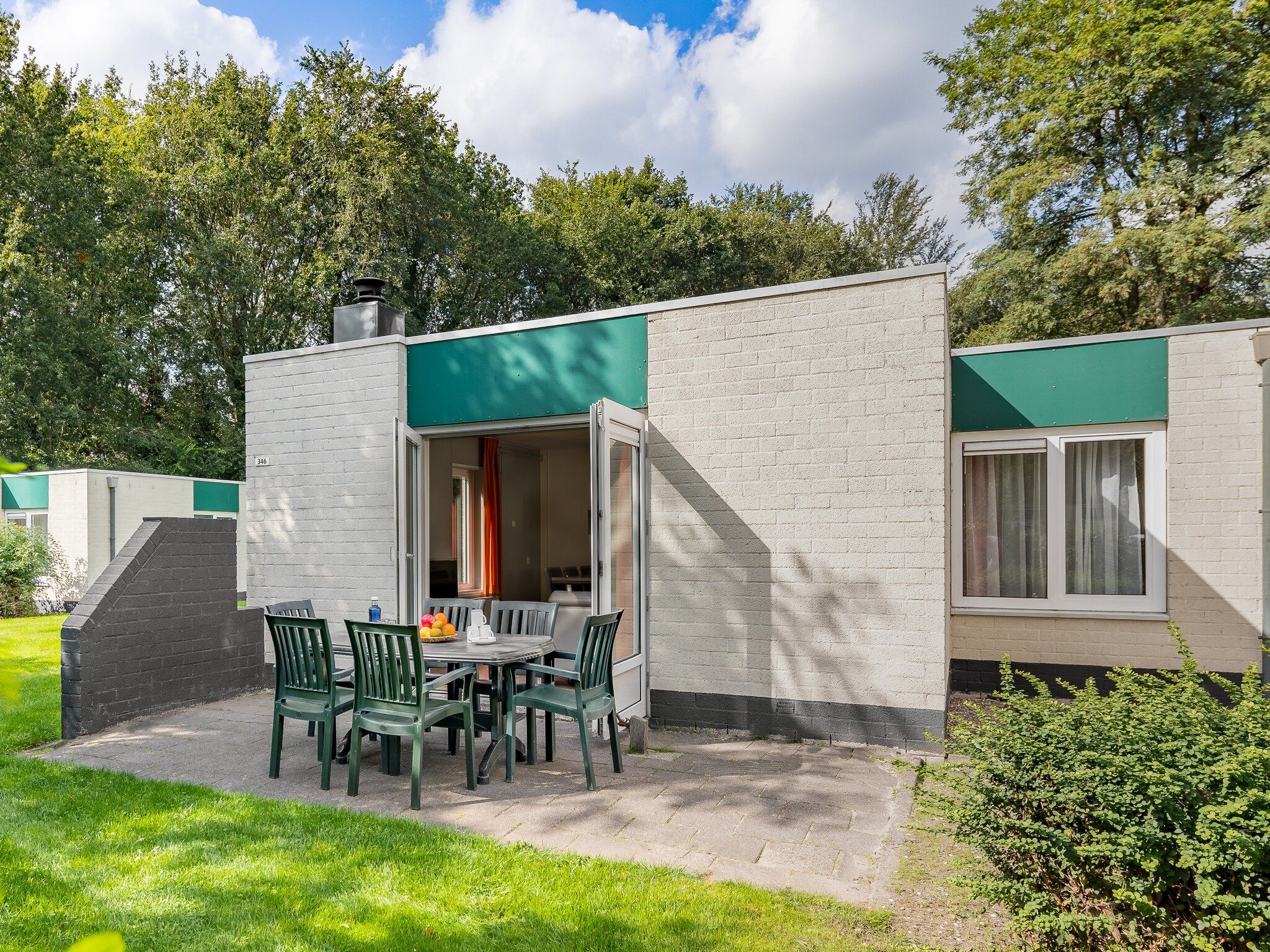 Het terras van Vakantiepark Hunzedal 4 in Borger