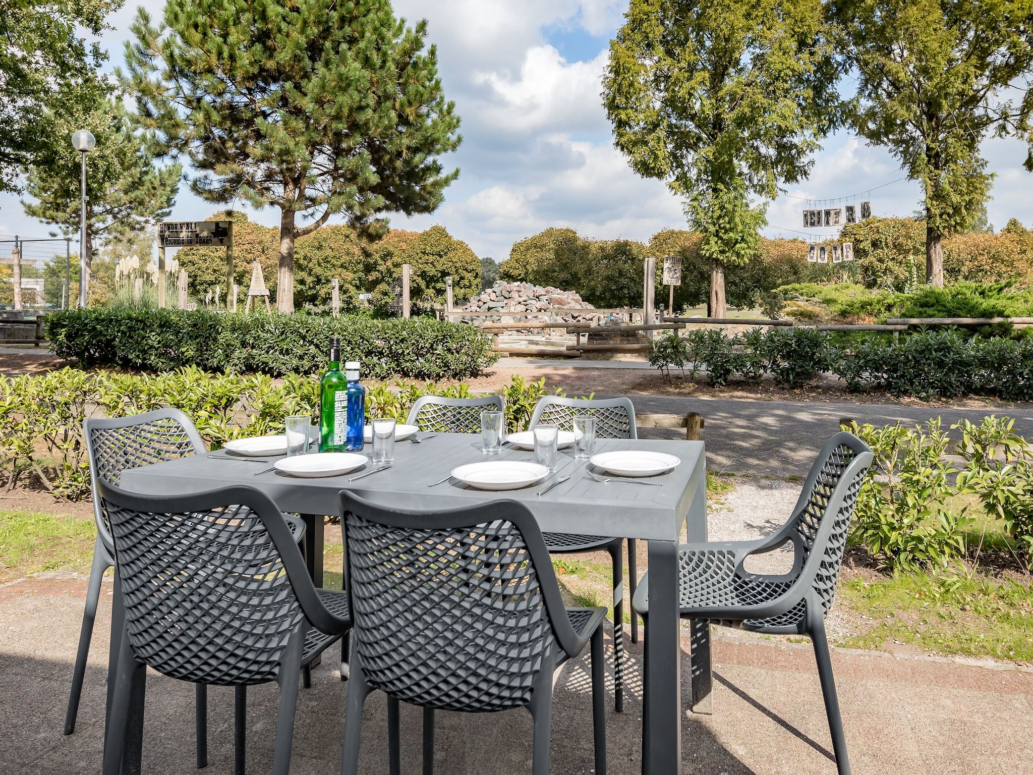 Het terras van Vakantiepark Hunzedal 5 in Borger