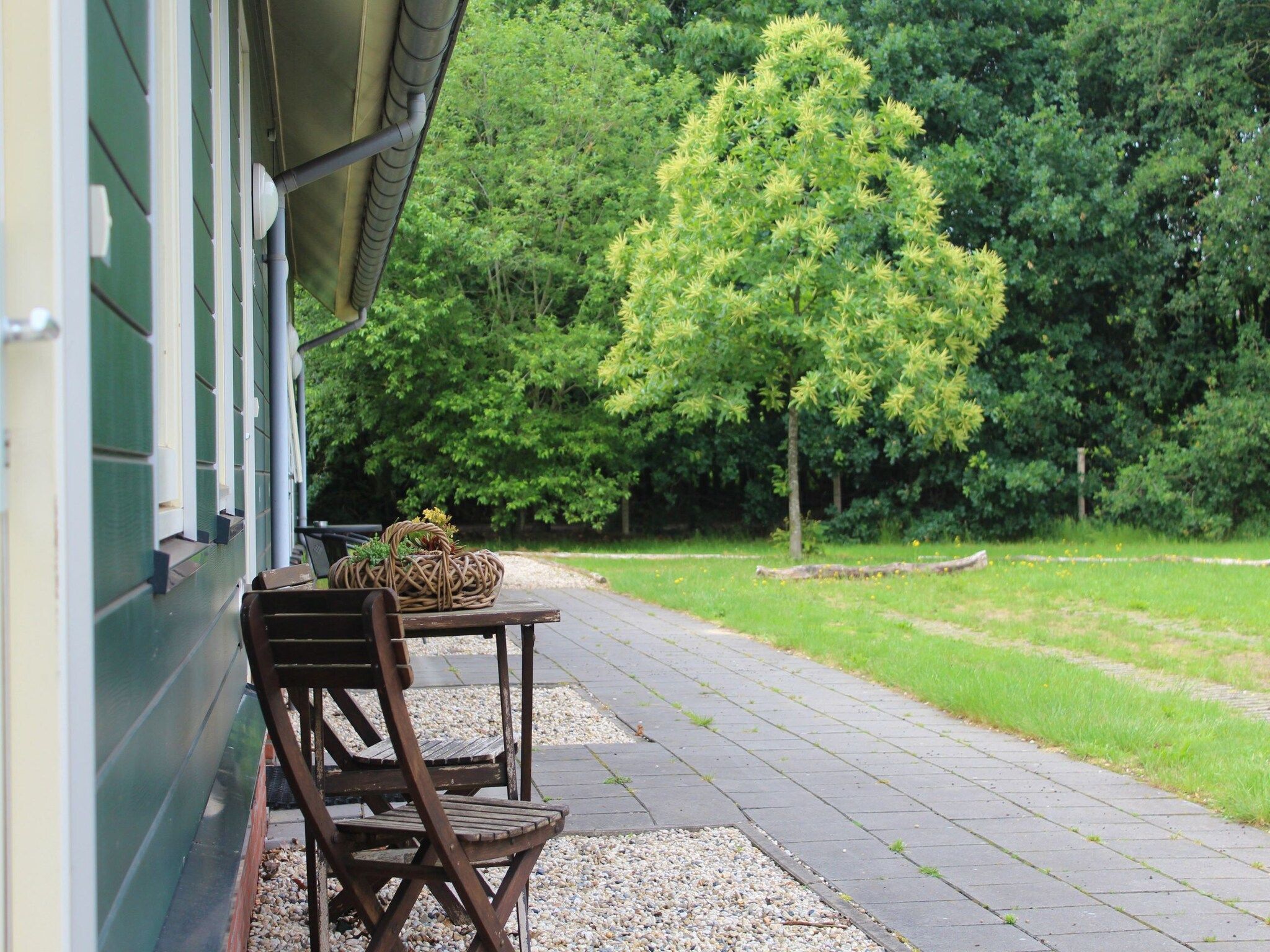 Het terras van Vakantiepark Horsetellerie 1 in Hardenberg (rheezerveen)