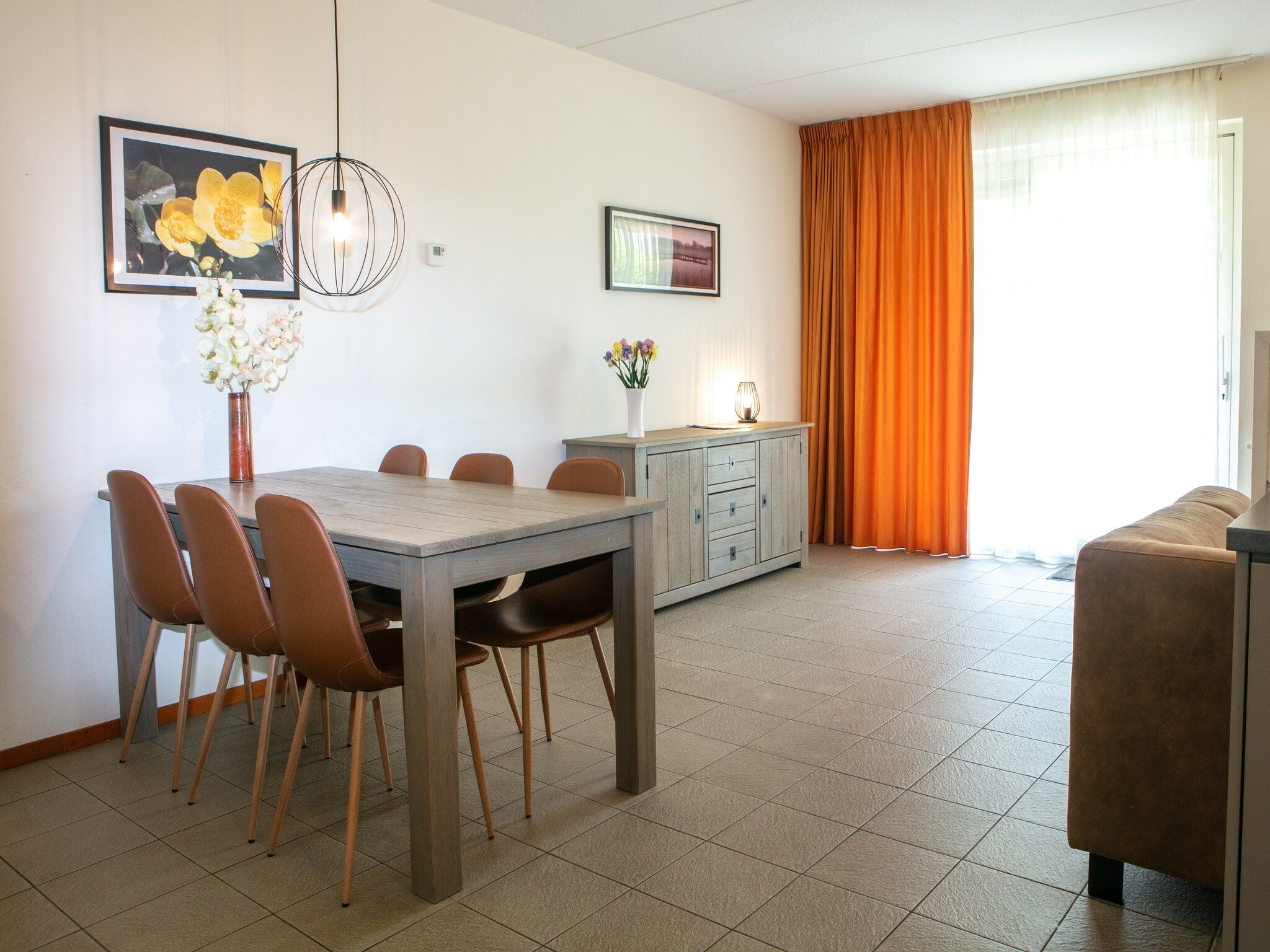 De eetkamer van Vakantiepark Horsetellerie 1 in Hardenberg (rheezerveen)