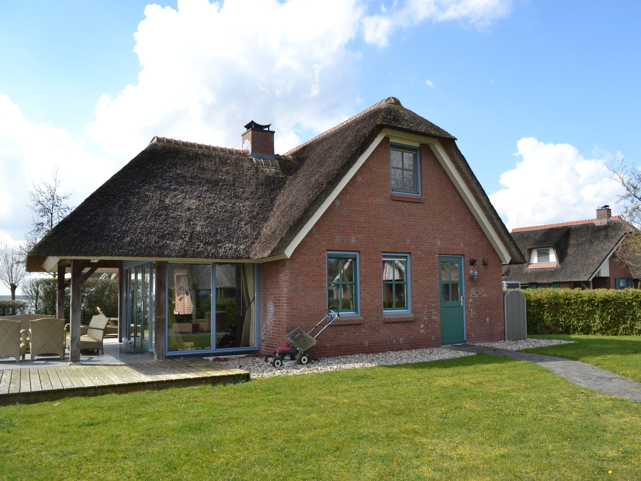 De tuin van Waterpark Belterwiede 3 in Wanneperveen