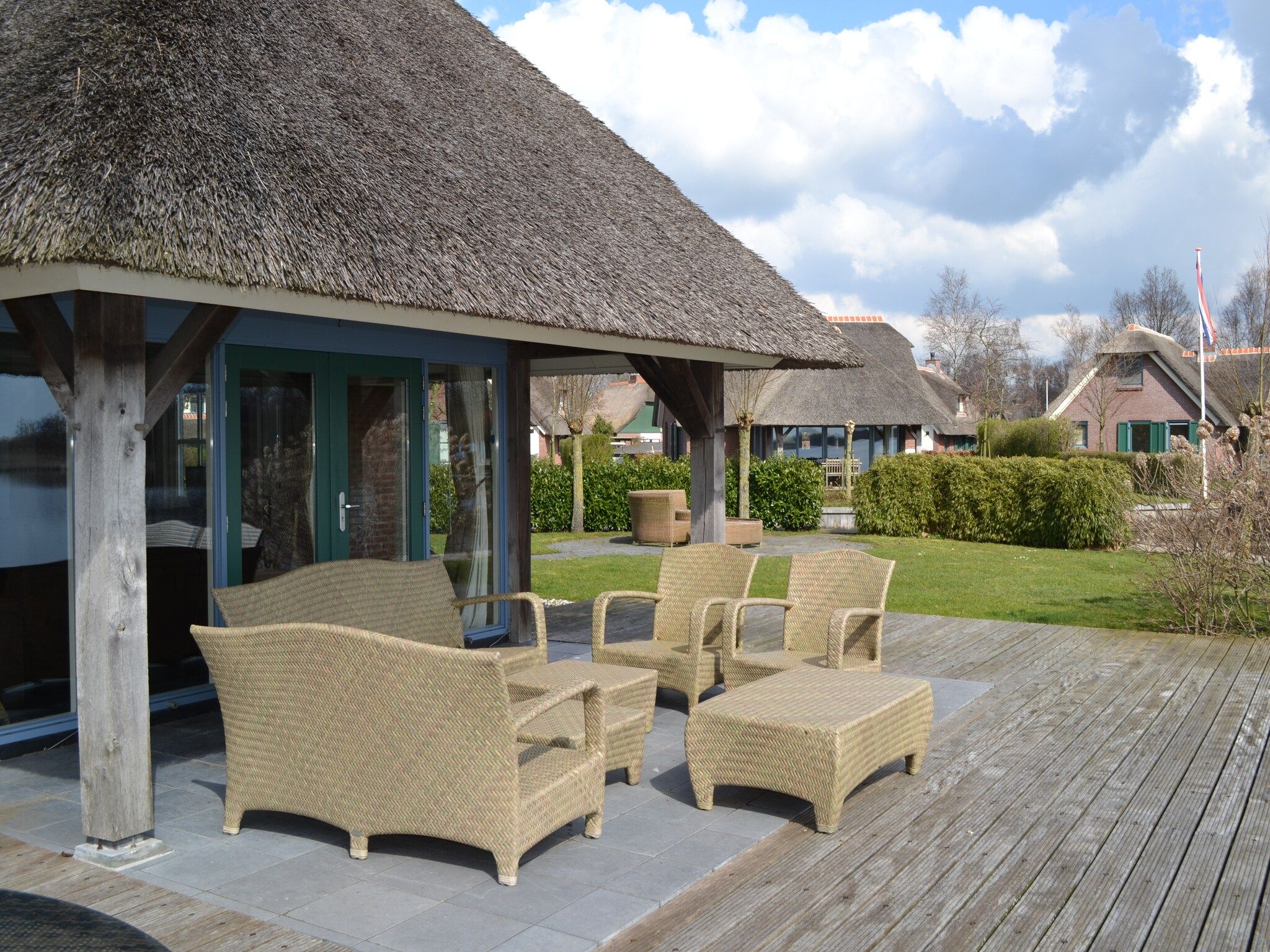 Het terras van Waterpark Belterwiede 3 in Wanneperveen