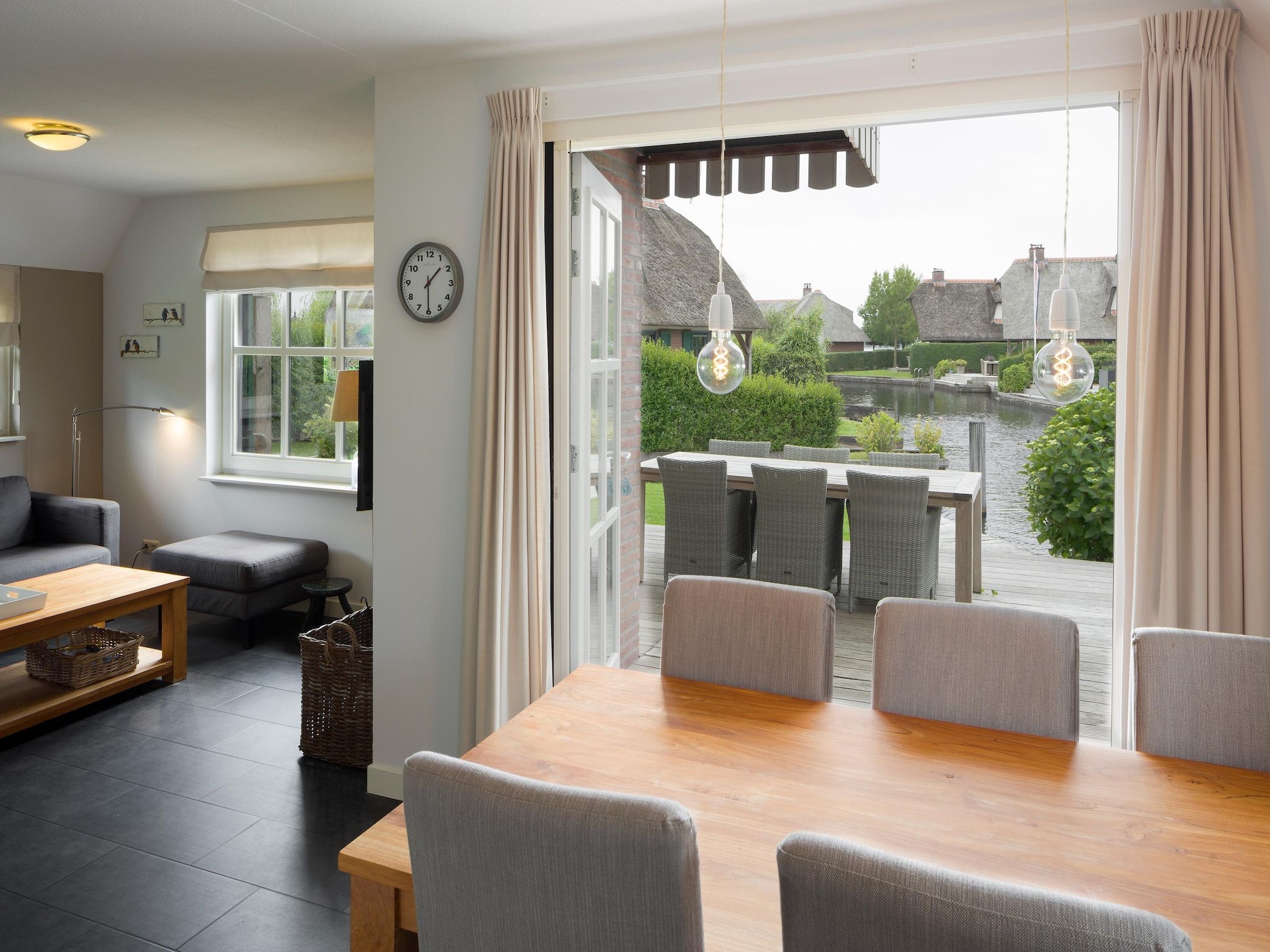 De woonkamer van Waterpark Belterwiede 4 in Wanneperveen