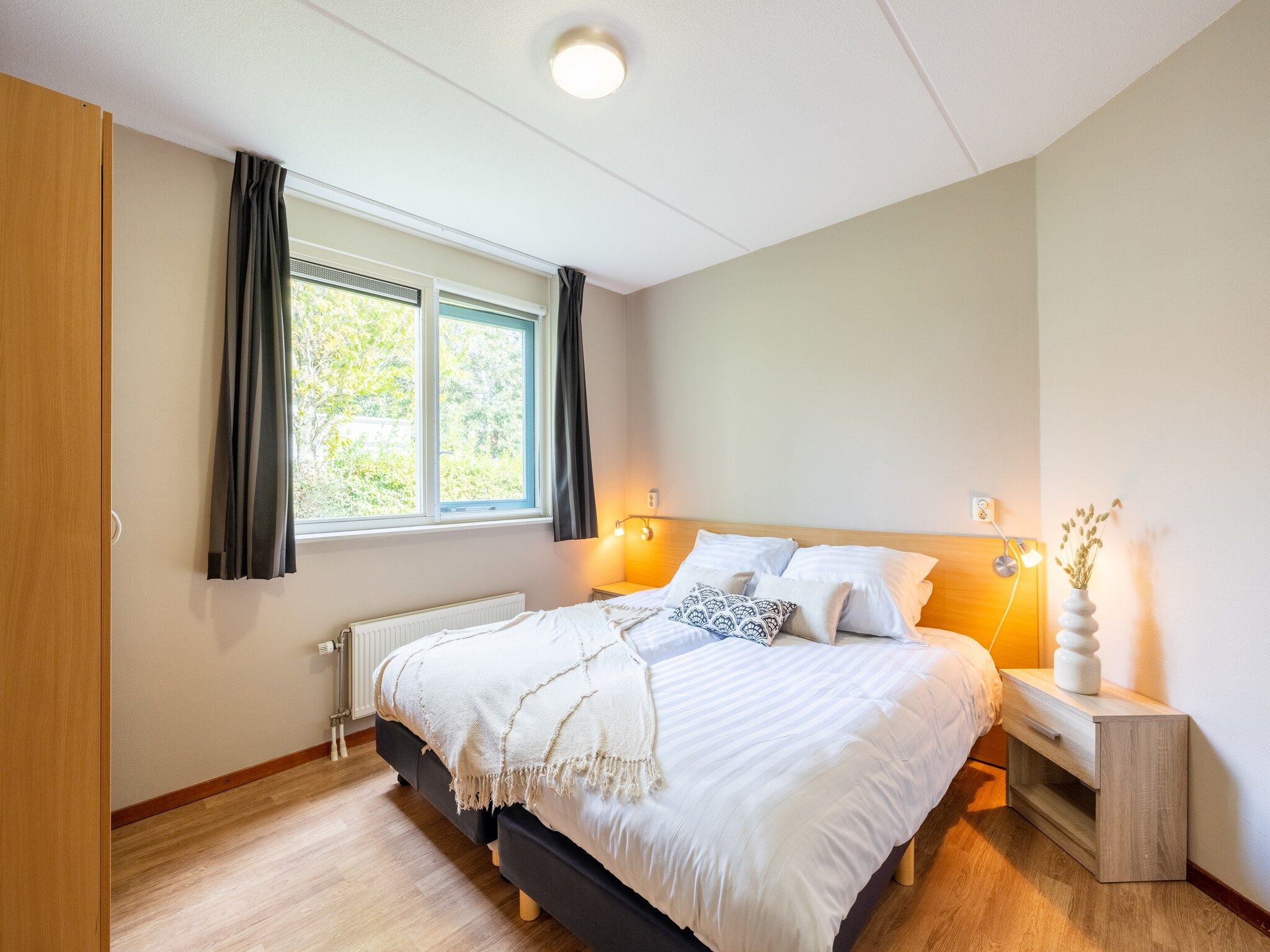 Een slaapkamer van Villavakantiepark IJsselhof 4 in Andijk