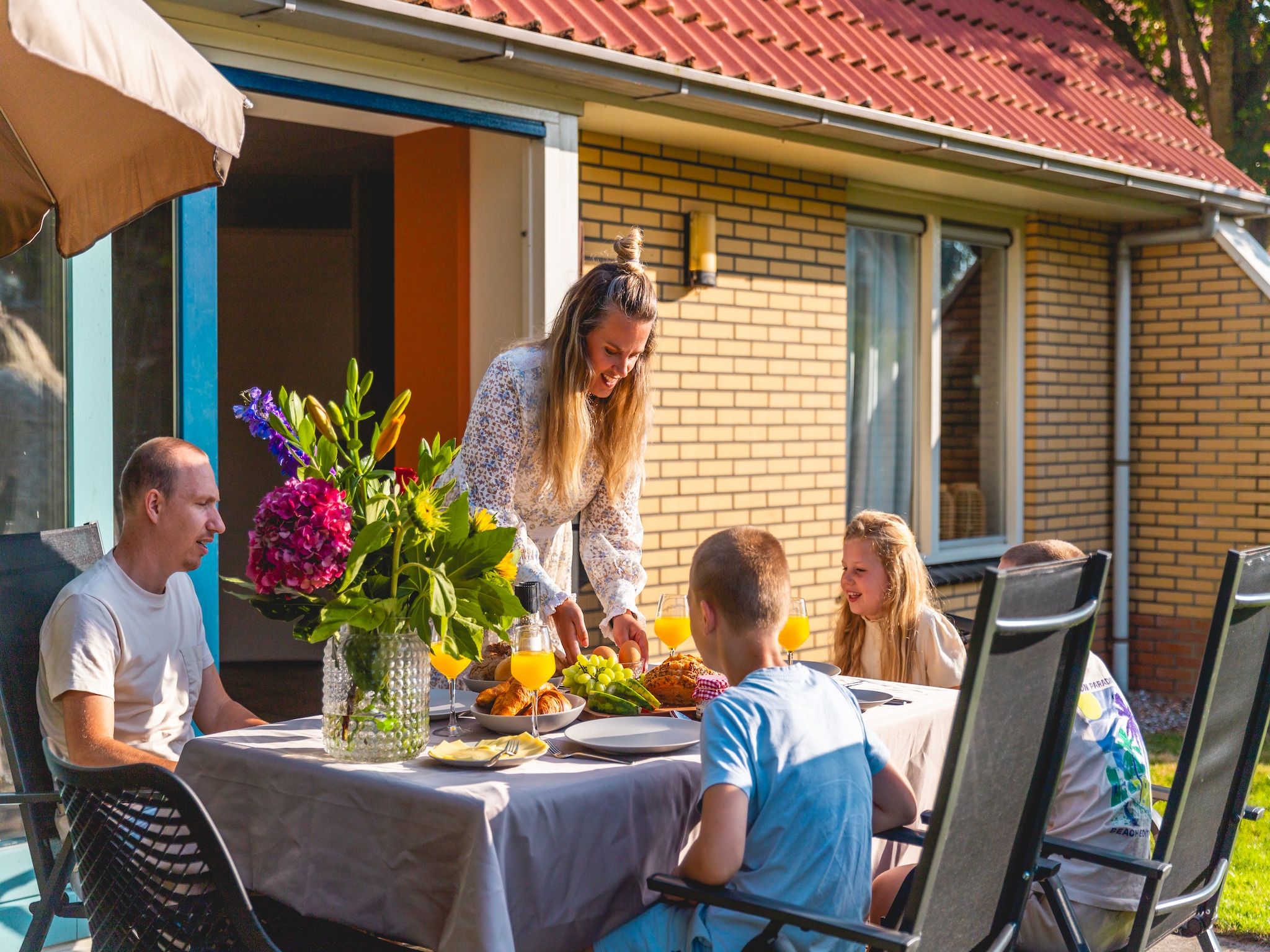 De eetkamer van Villavakantiepark IJsselhof 3 in Andijk