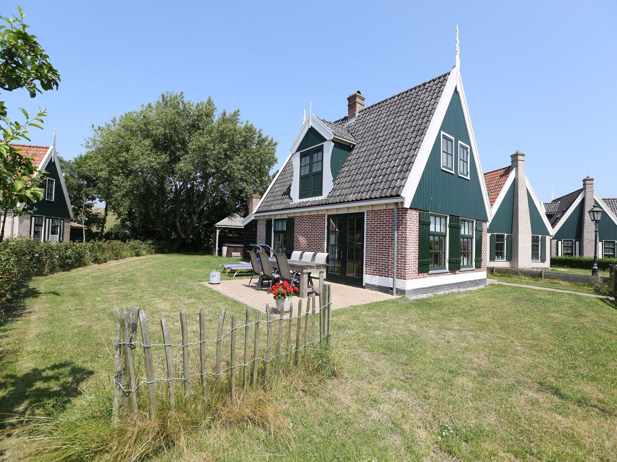 De buitenkant van Recreatiepark Wiringherlant  - Villa 4 in Hippolytushoef