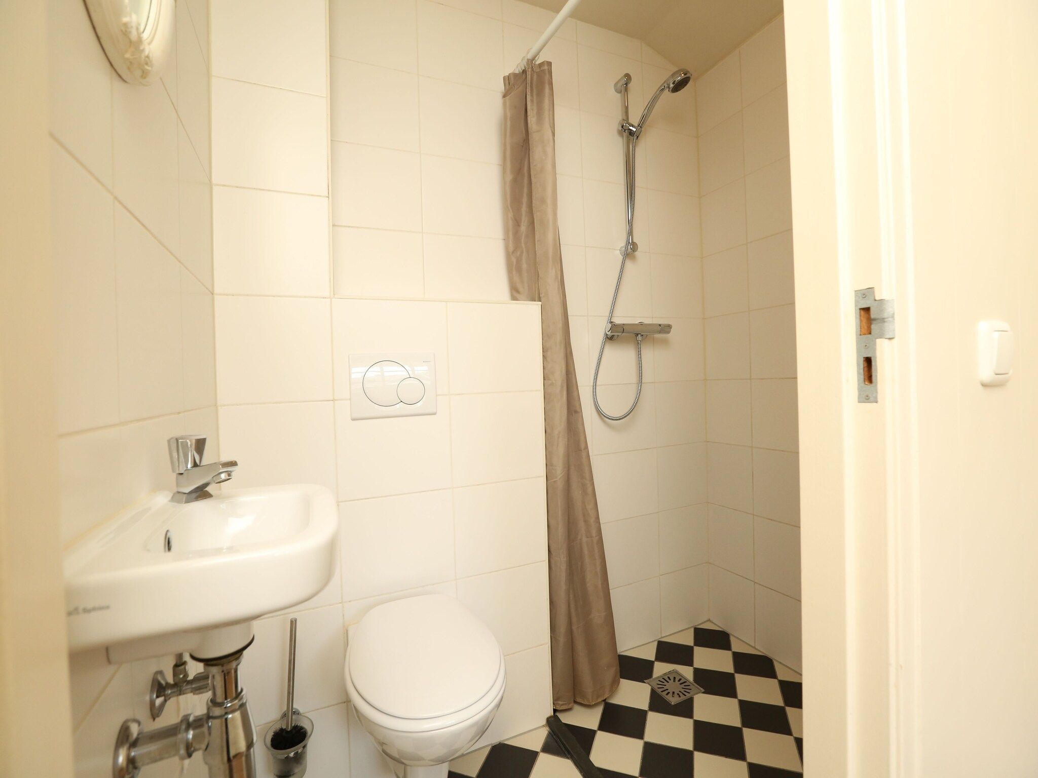 De badkamer van Recreatiepark Wiringherlant  - Villa 4 in Hippolytushoef