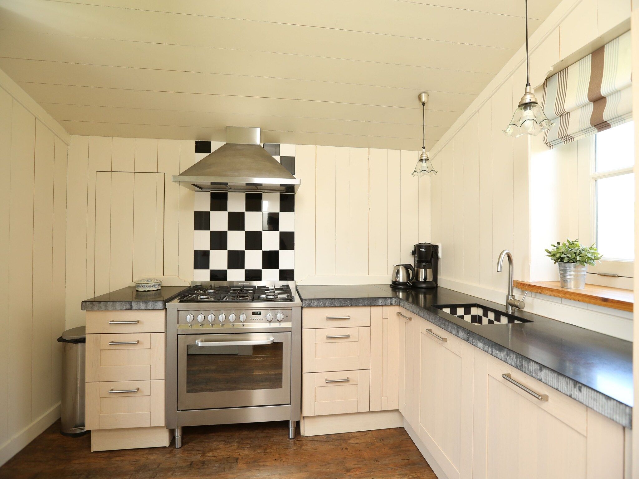 De keuken van Recreatiepark Wiringherlant  - Villa 4 in Hippolytushoef