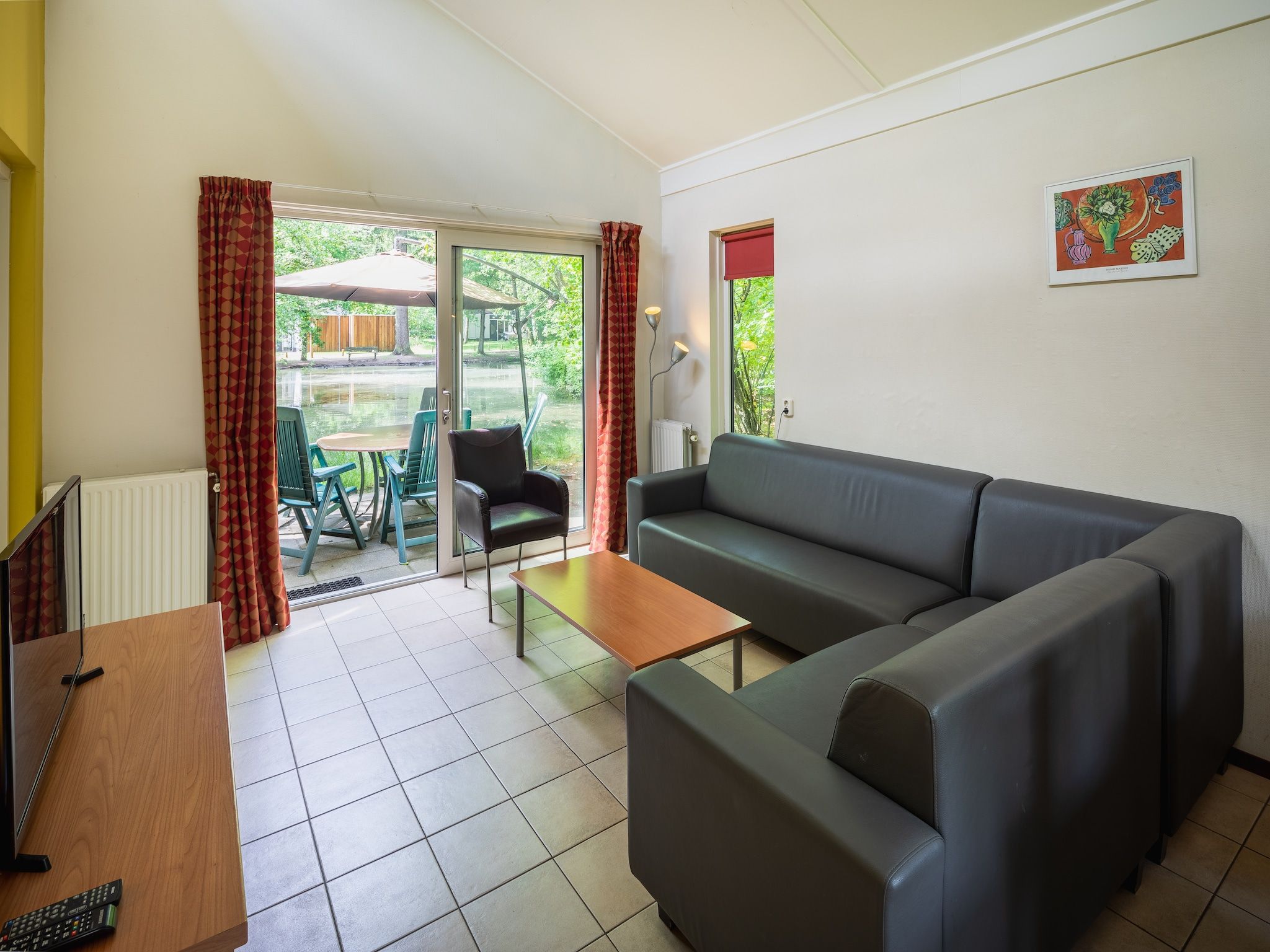 De woonkamer van Vakantiepark de Berkenhorst 8 in Kootwijk