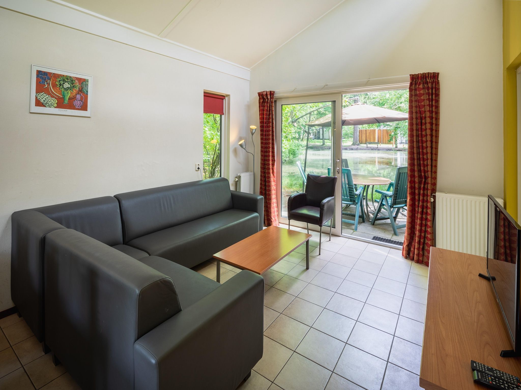 De woonkamer van Vakantiepark de Berkenhorst 8 in Kootwijk