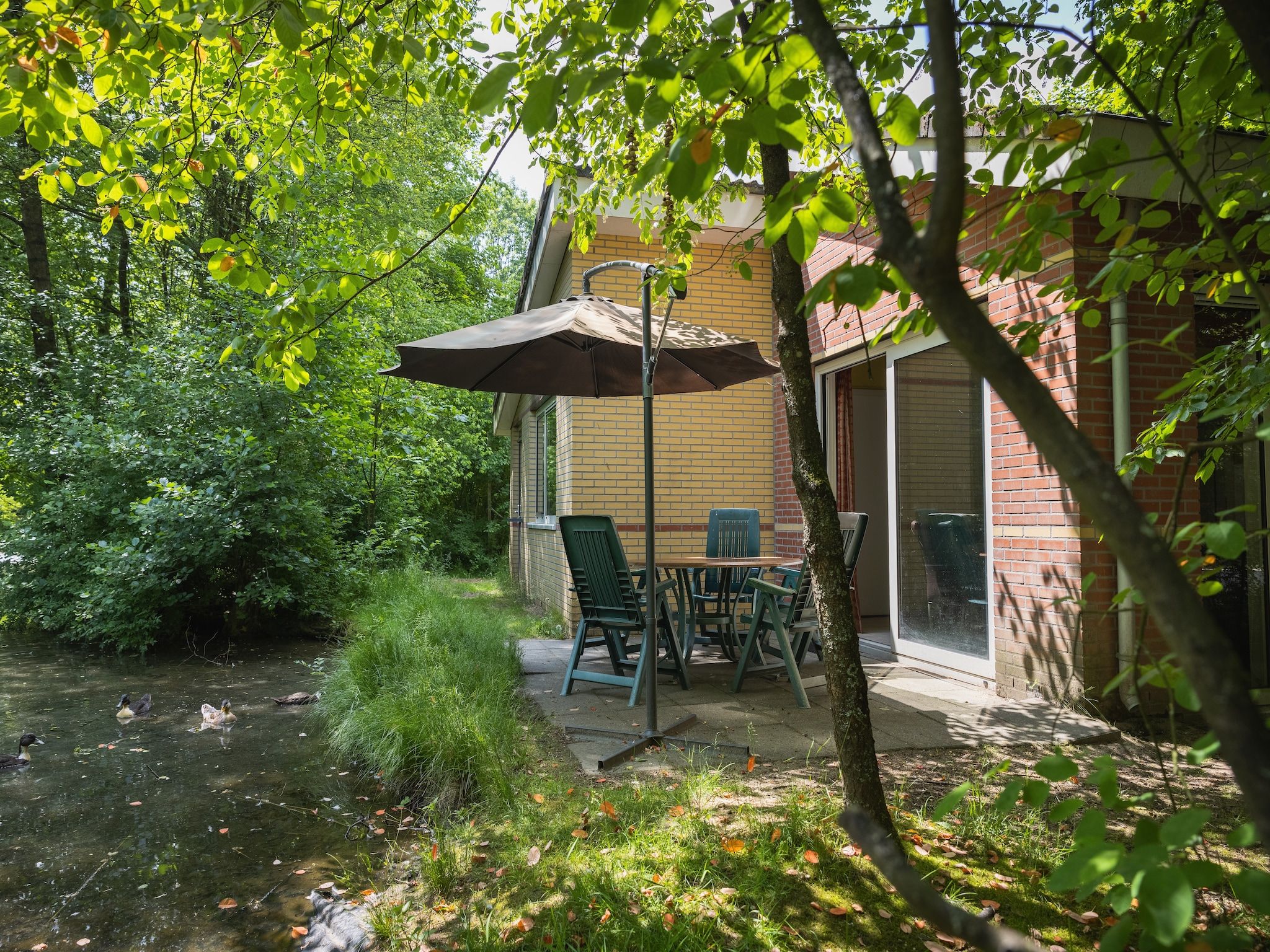 De buitenkant van Vakantiepark de Berkenhorst 8 in Kootwijk