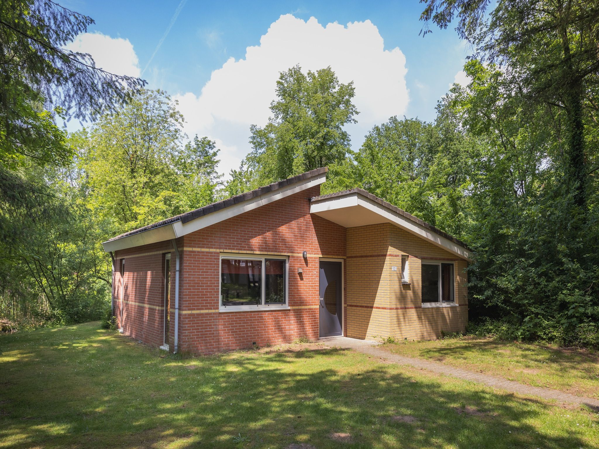 De buitenkant van Vakantiepark de Berkenhorst 8 in Kootwijk