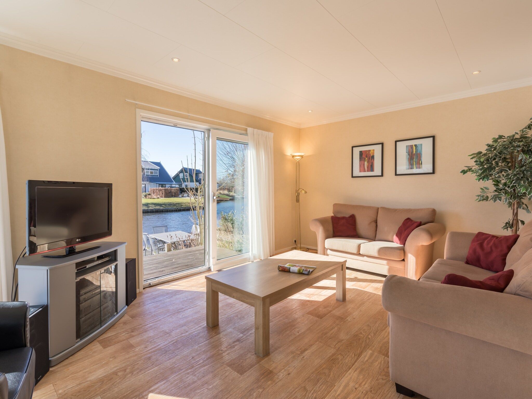 De woonkamer van Hunzepark 7 in Gasselternijveen