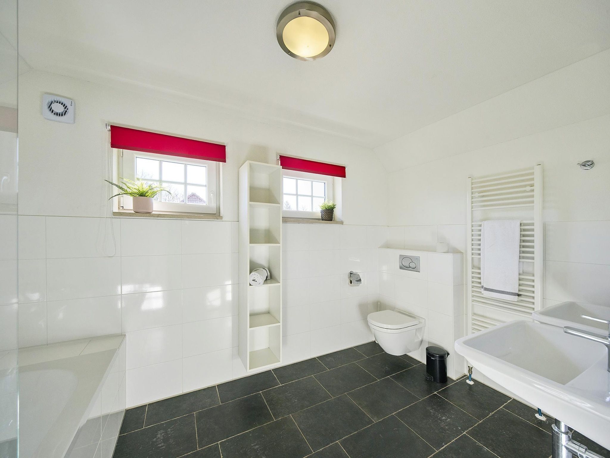 De badkamer van Buitenhof De Leistert 1 in Roggel