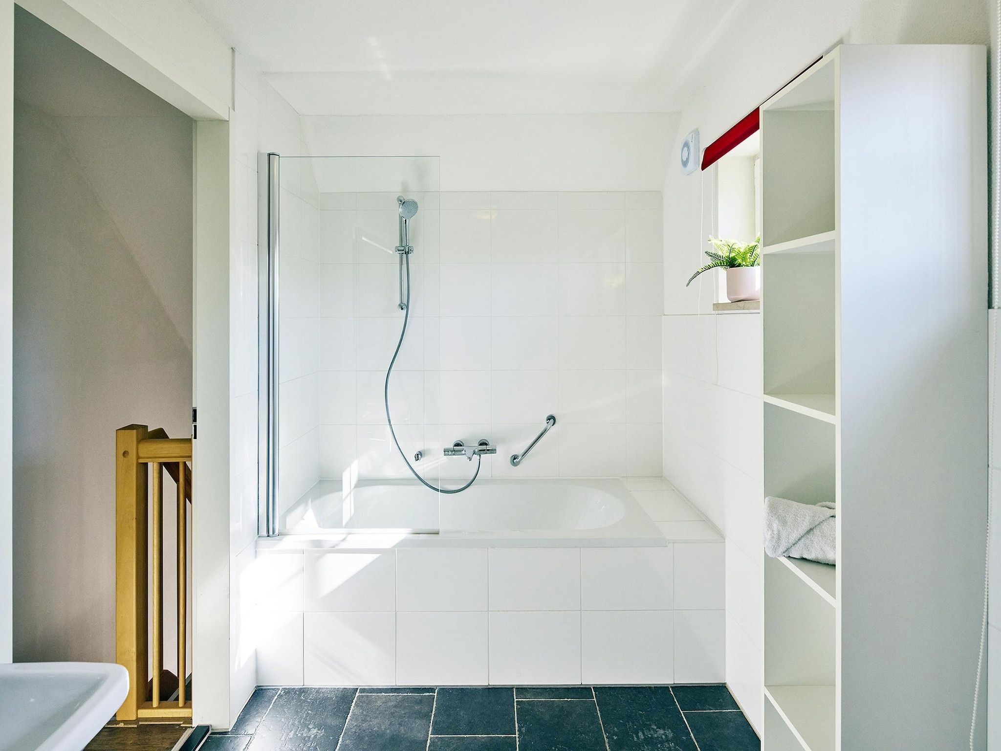 De badkamer van Buitenhof De Leistert 1 in Roggel