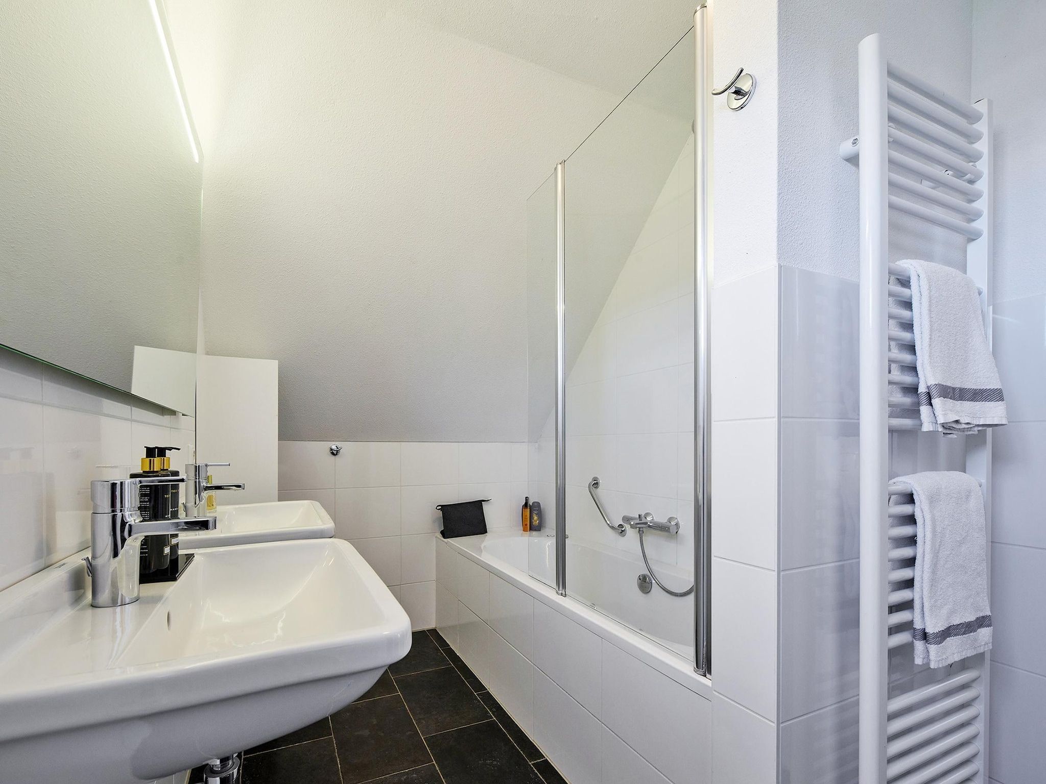 De badkamer van Buitenhof De Leistert 15 in Roggel