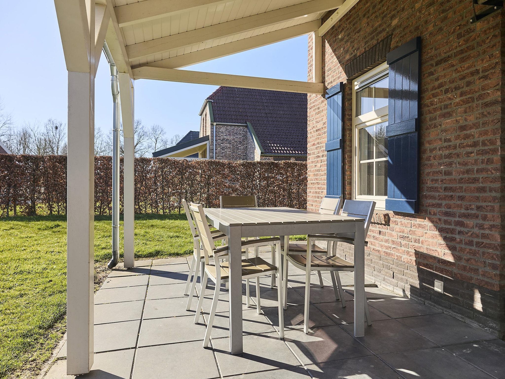 Het terras van Buitenhof De Leistert 15 in Roggel