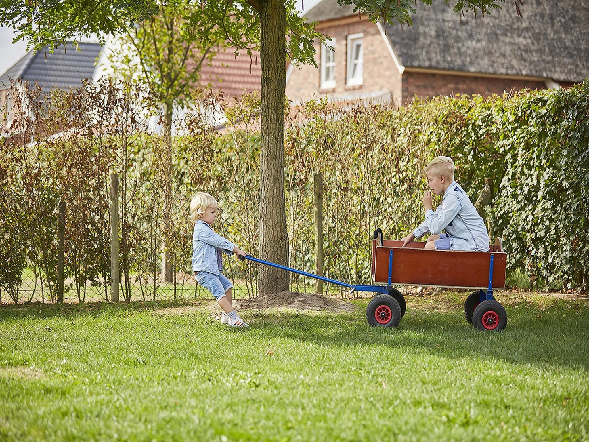 De tuin van Buitenhof De Leistert 14 in Roggel